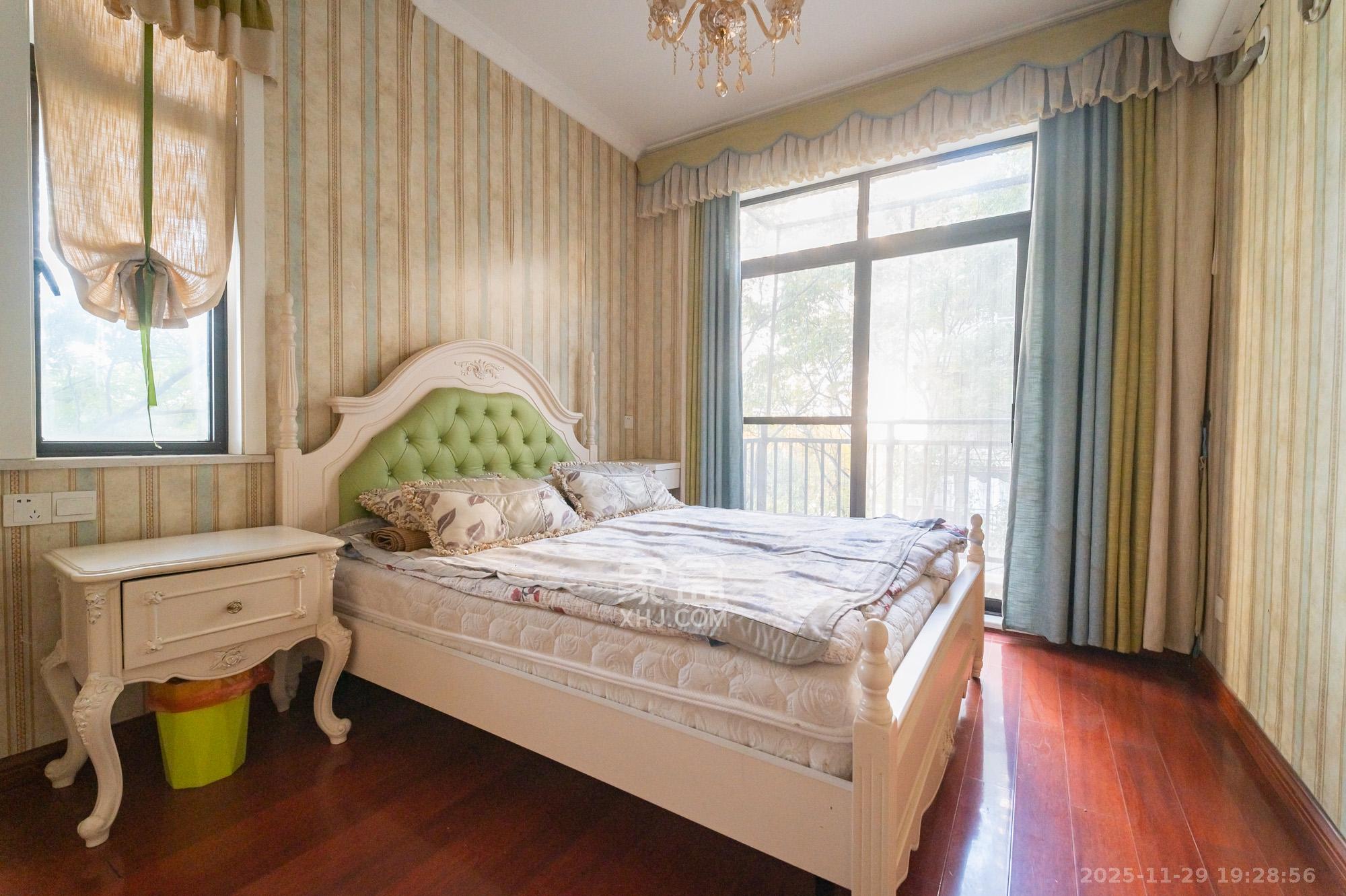 星湖湾一期洋房 5室2厅2卫 150.0万 星湖湾一期洋房 5室2厅2卫 150.0万卧室