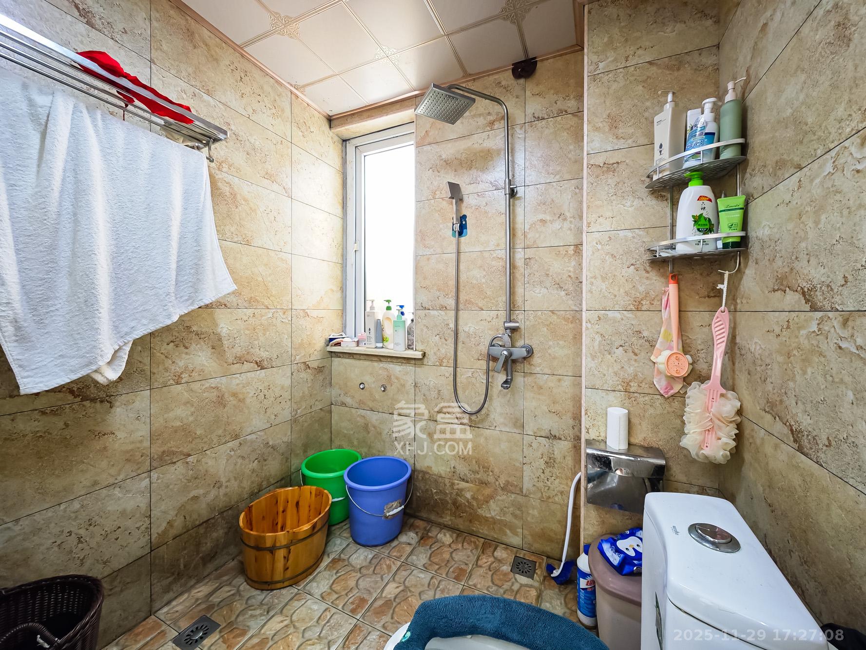 水映加州  3室2厅1卫    128.0万卫生间