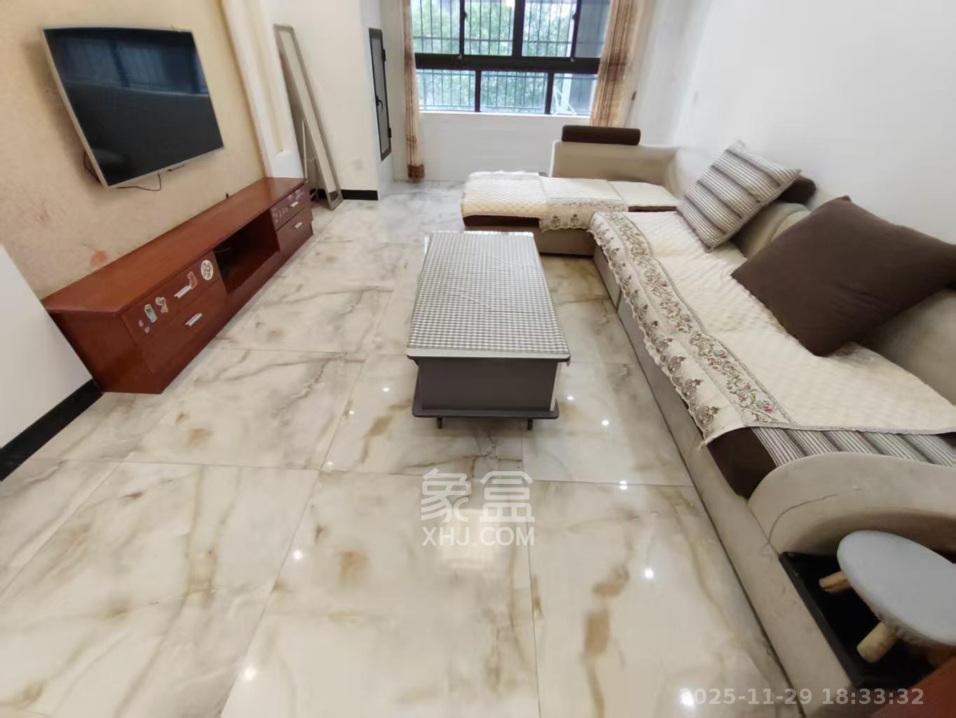 绿地中央广场  3室2厅1卫    2800.0元/月