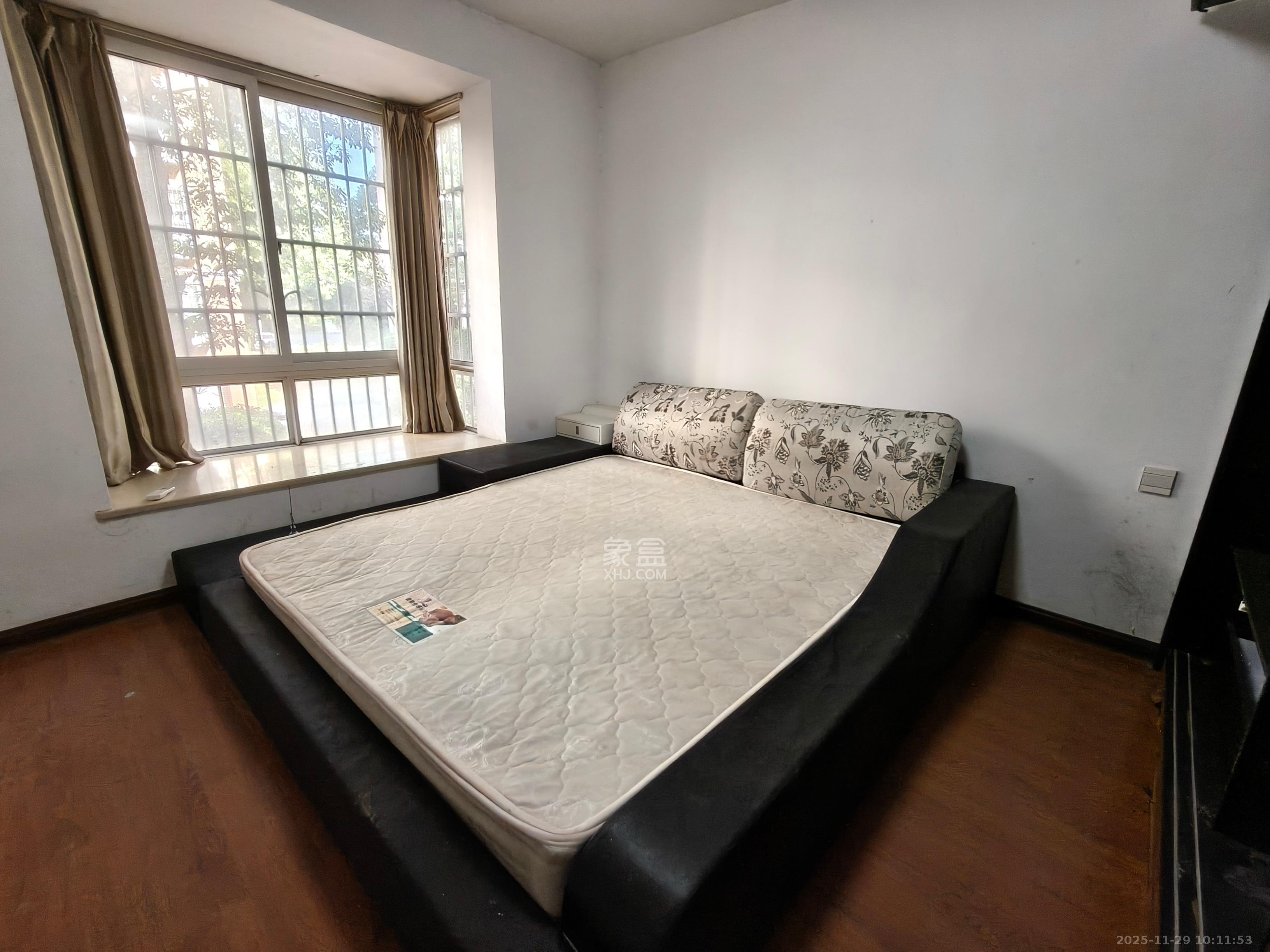 枫华府第  4室2厅2卫    1900.0元/月