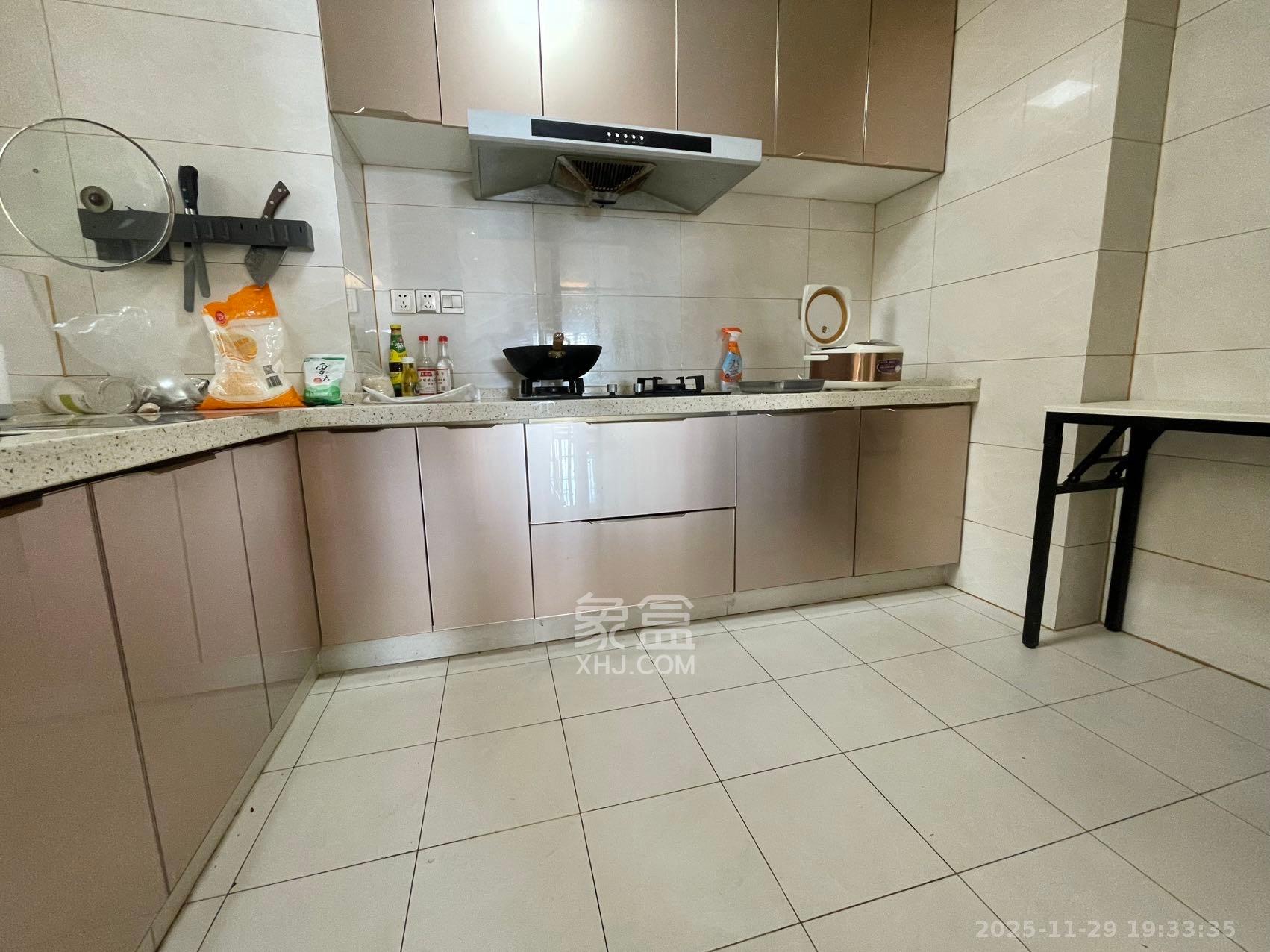 悦湖山 3室2厅2卫 2000.0元/月 悦湖山 3室2厅2卫 2000.0元/月室内图