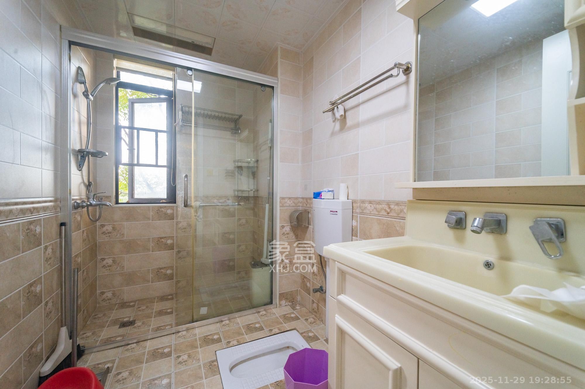 星湖湾一期洋房 5室2厅2卫 150.0万 星湖湾一期洋房 5室2厅2卫 150.0万卫生间