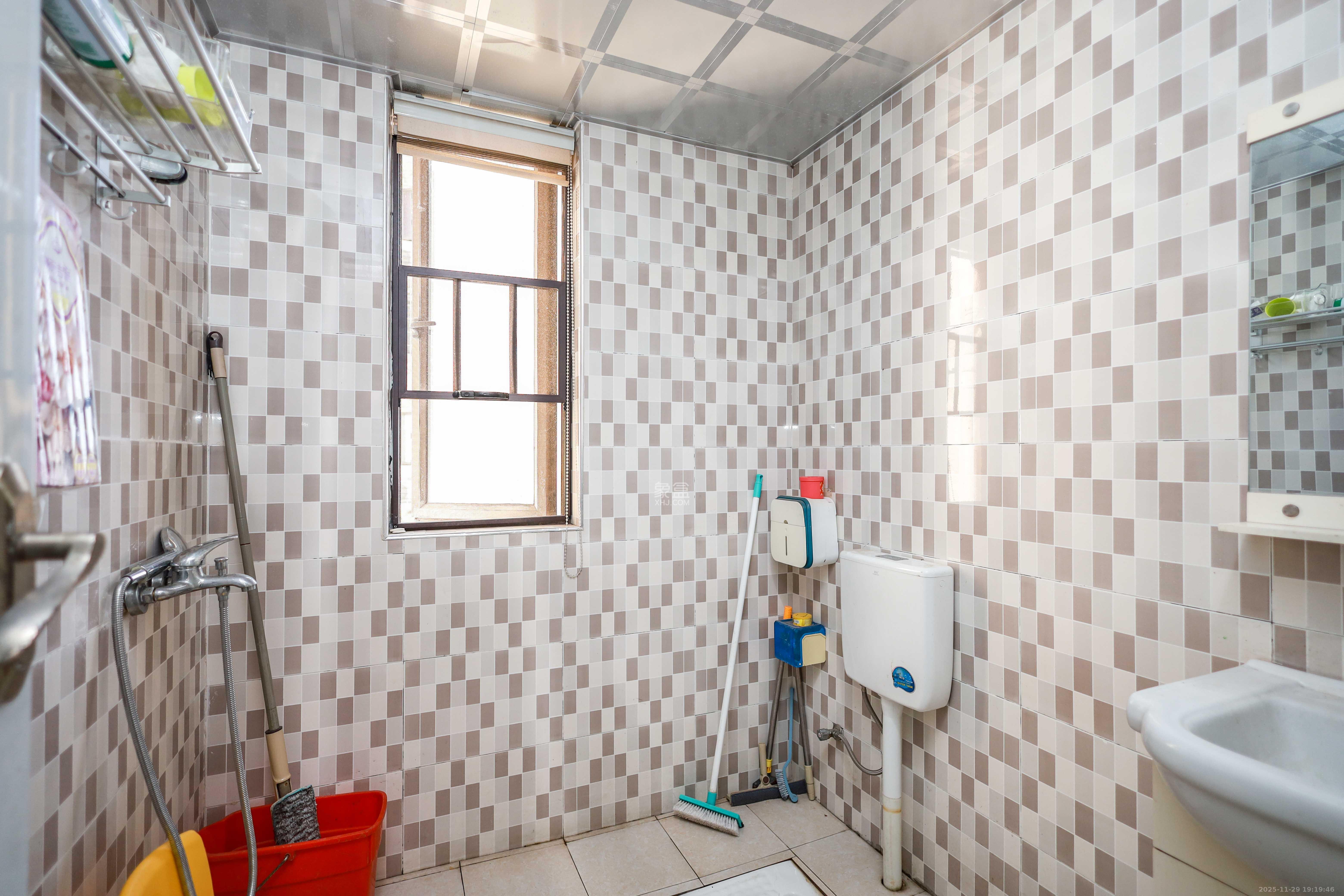 卓越蔚蓝海岸三期  1室2厅1卫    58.0万卫生间