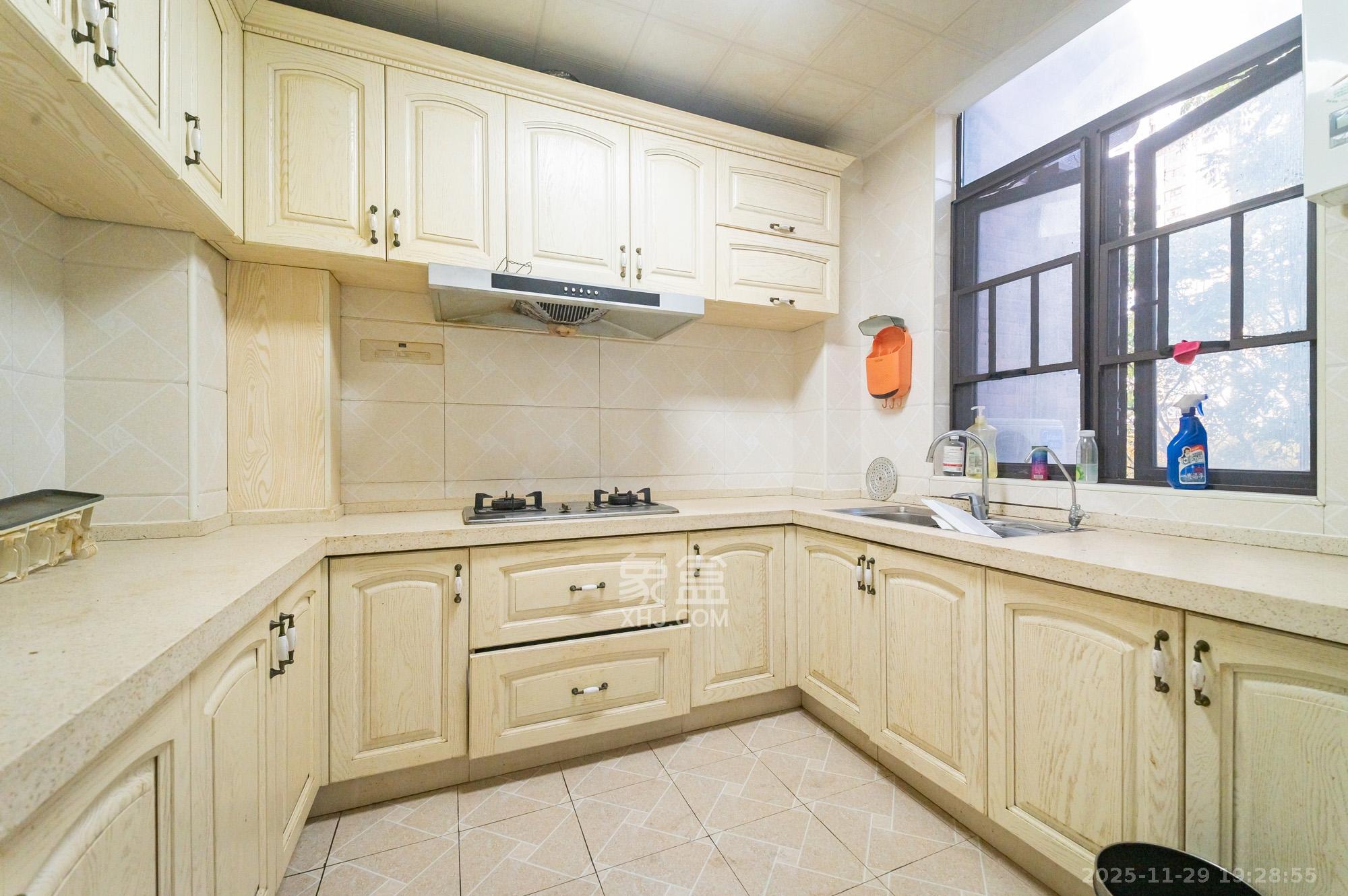 星湖湾一期洋房 5室2厅2卫 150.0万 星湖湾一期洋房 5室2厅2卫 150.0万厨房