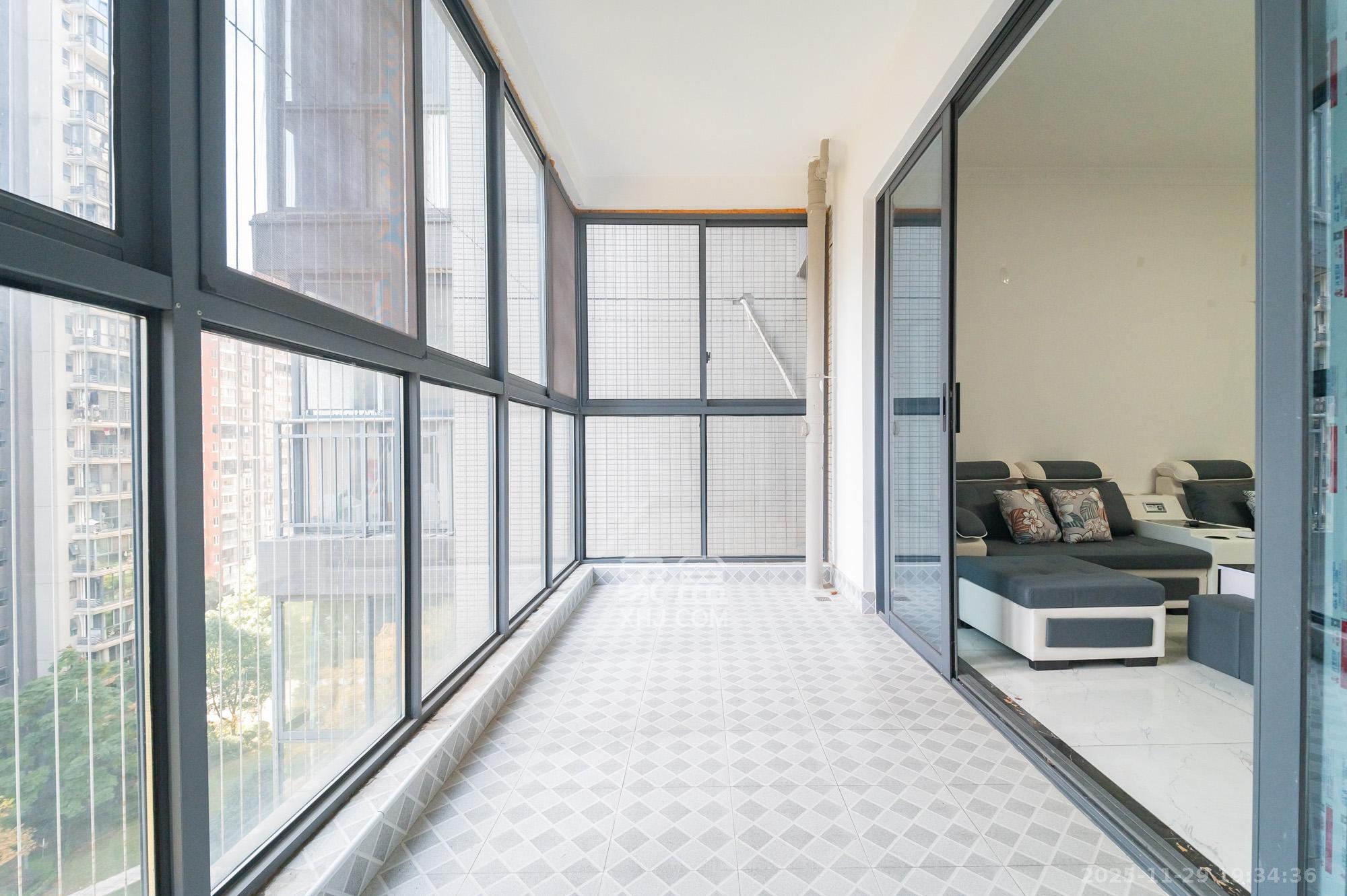 恒基凯旋门三期  4室2厅2卫    148.0万阳台