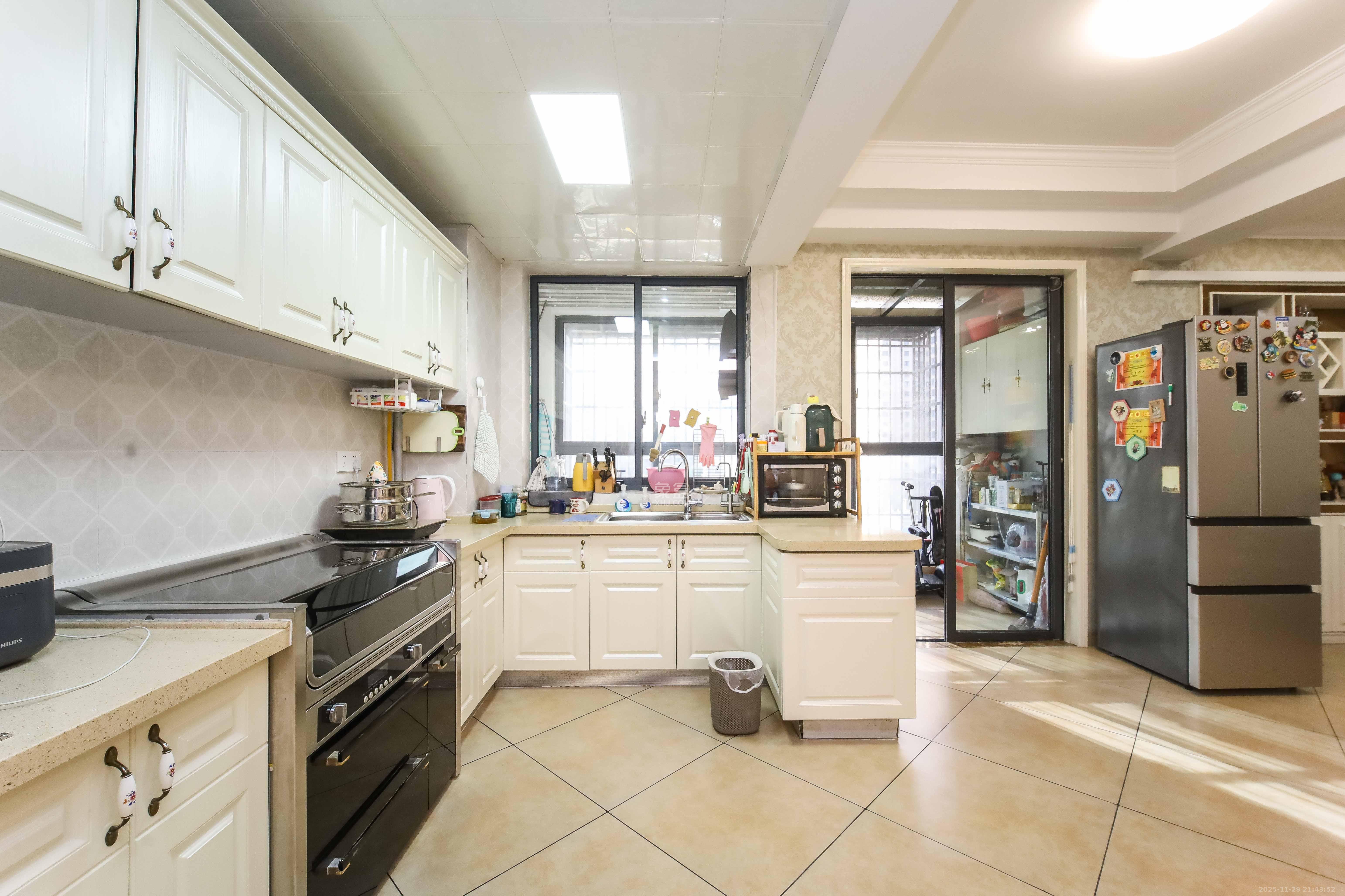 辉煌国际城一期  3室2厅2卫    110.0万厨房