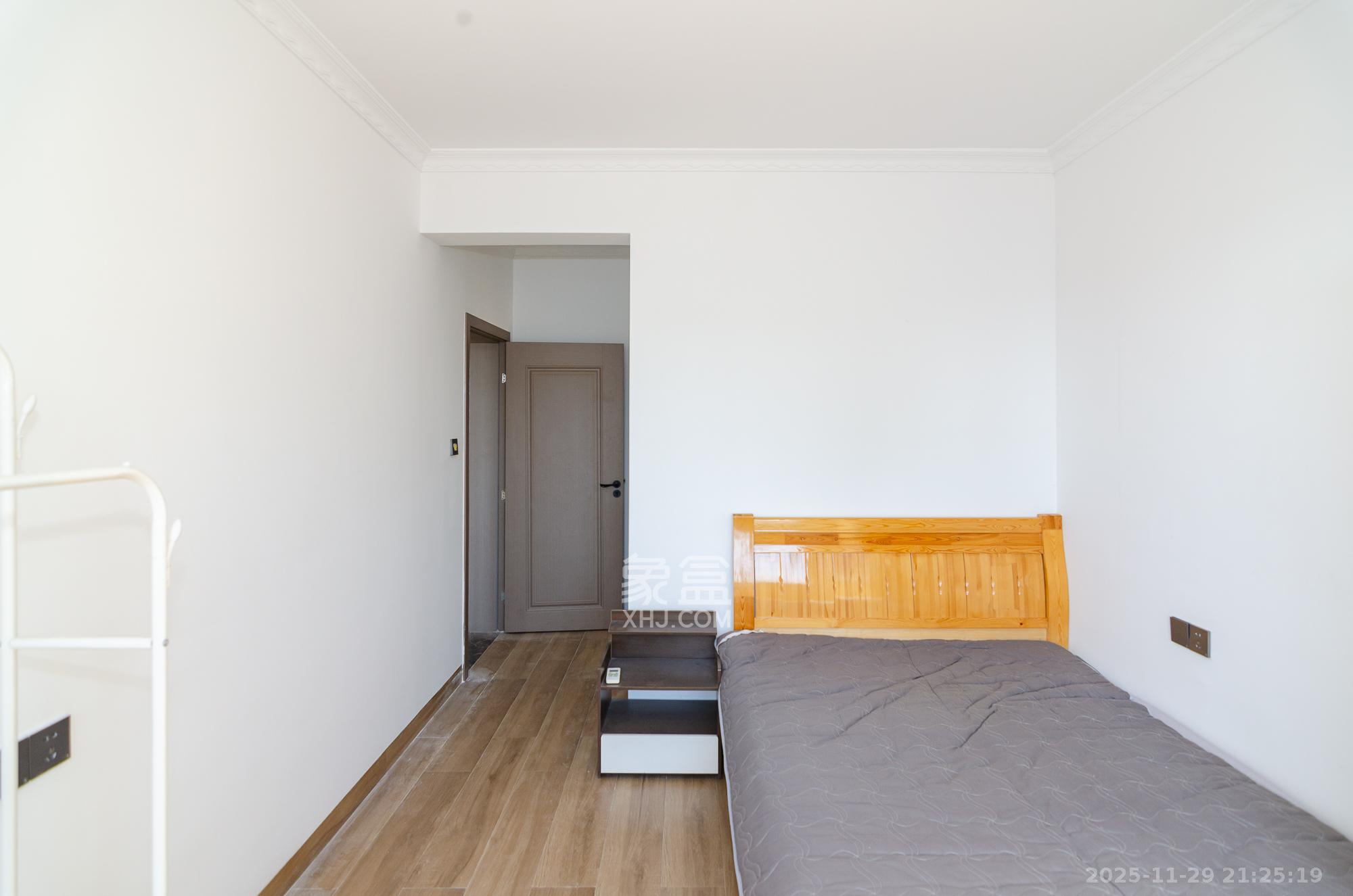 荣盛岳麓峰景  3室2厅2卫    63.8万卧室