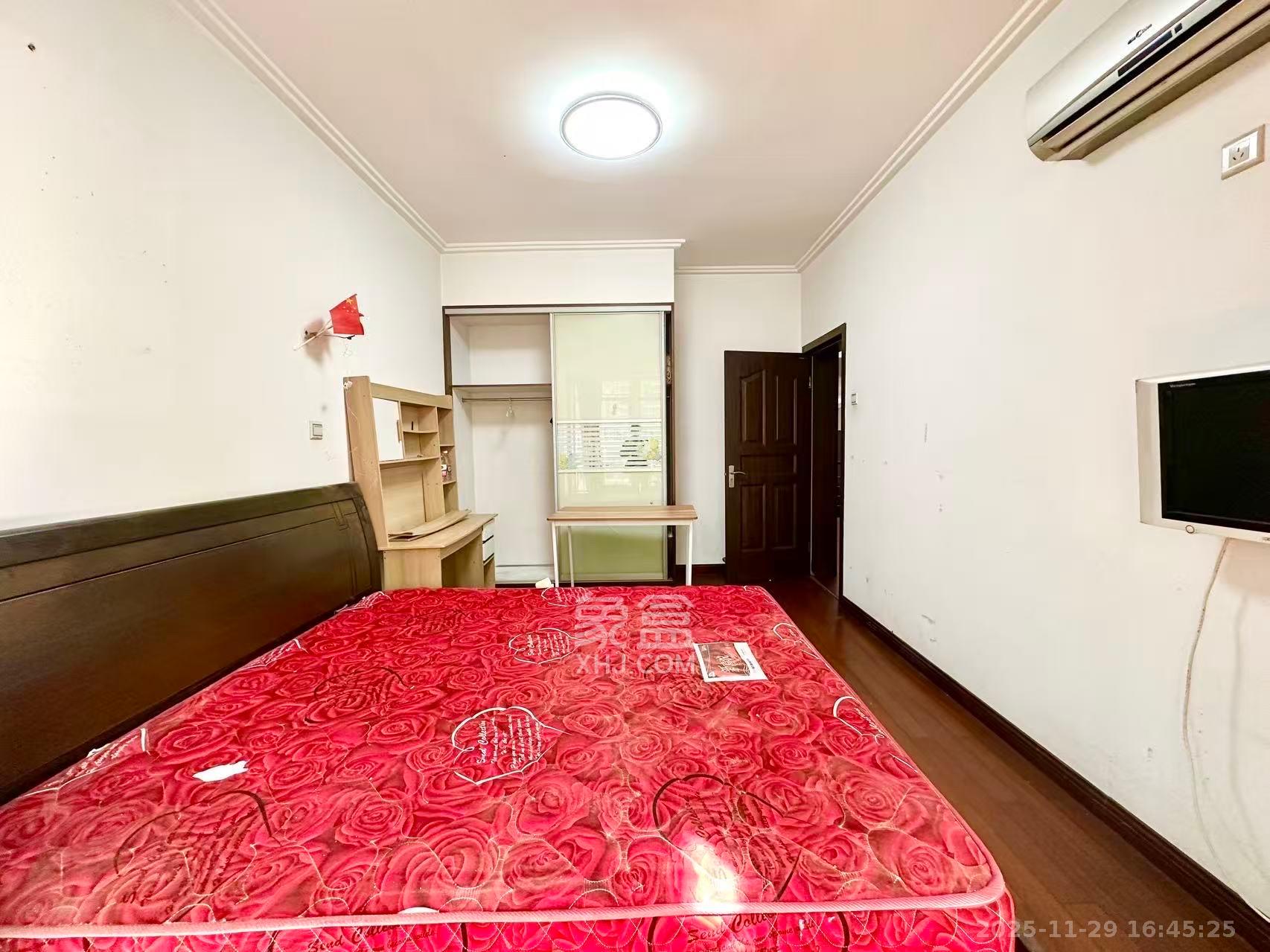 金帆小区  4室2厅2卫    2000.0元/月室内图