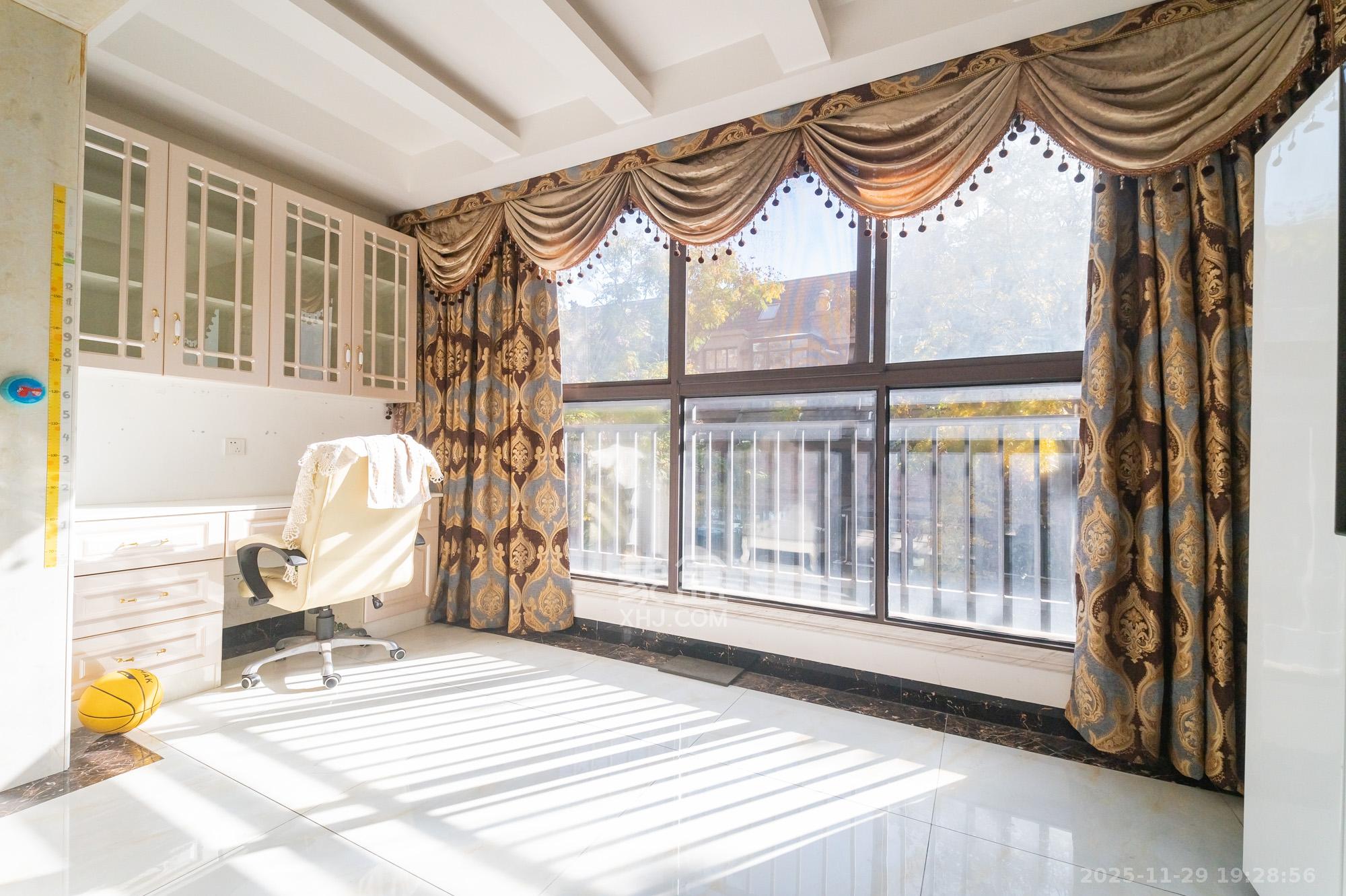 星湖湾一期洋房 5室2厅2卫 150.0万 星湖湾一期洋房 5室2厅2卫 150.0万阳台