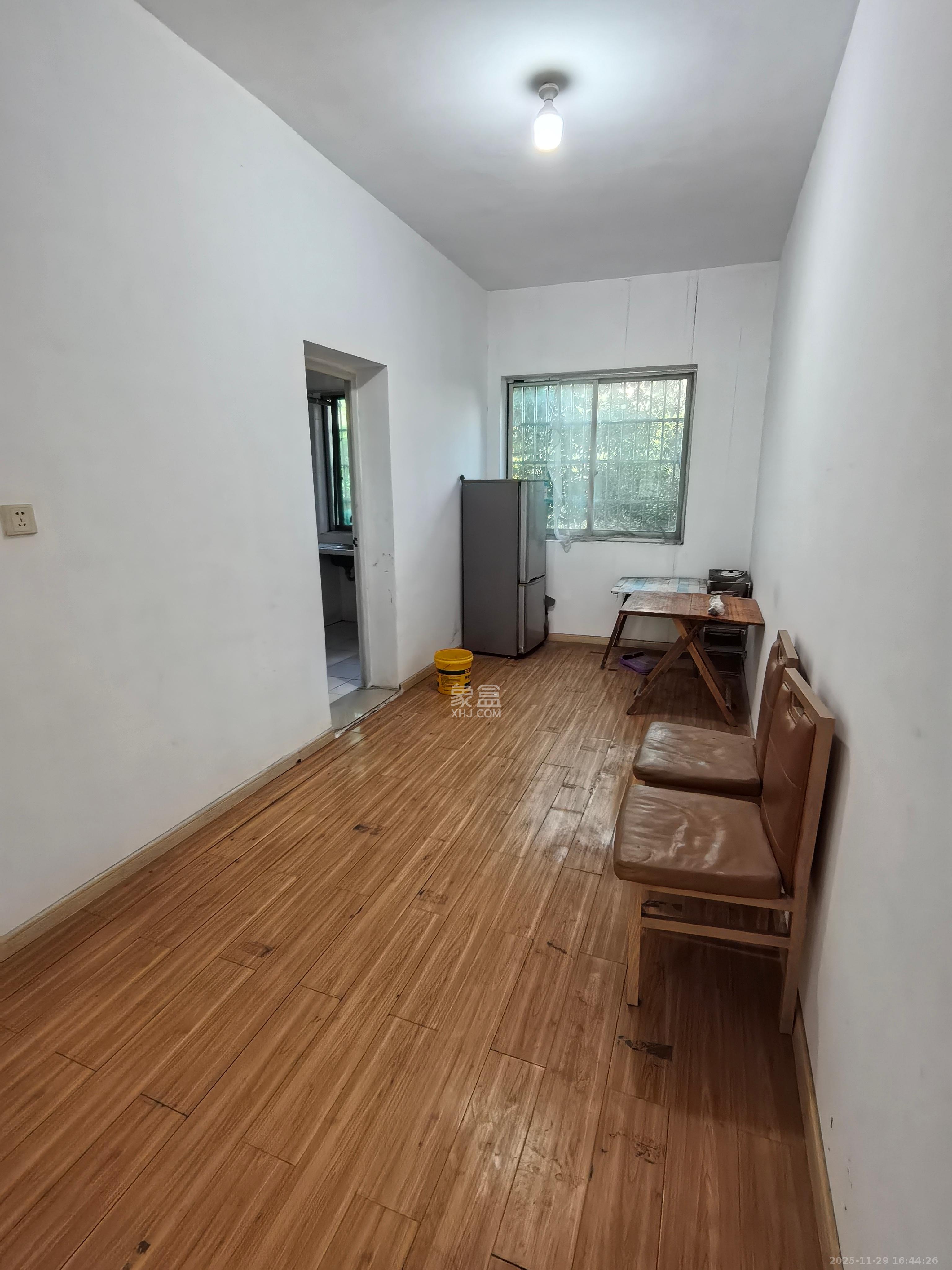 中南汽车世界  2室1厅1卫    900.0元/月