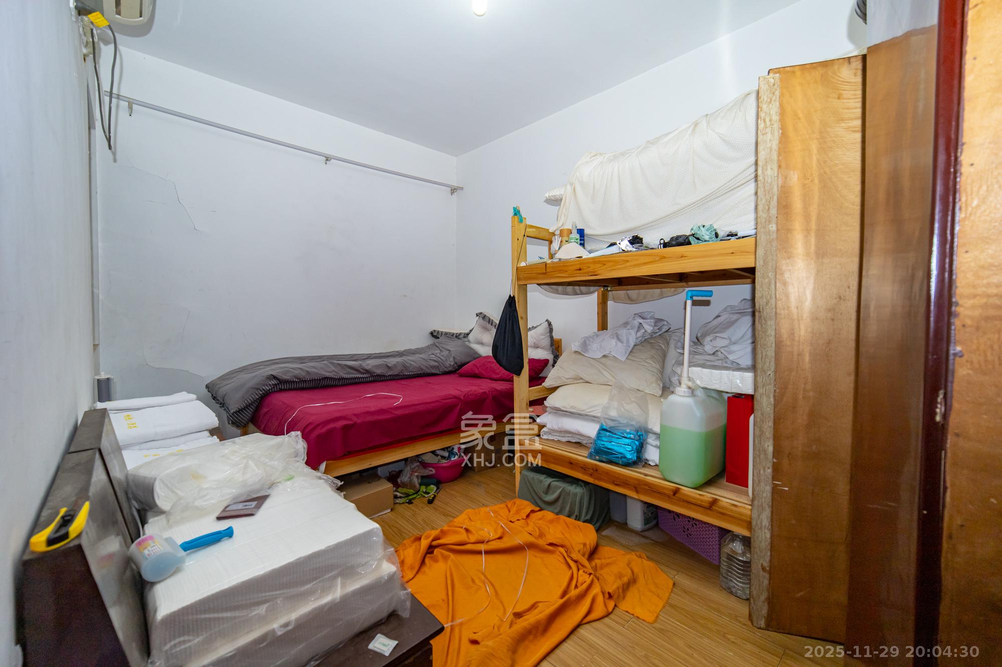 时代星城  1室2厅1卫    37.8万卧室