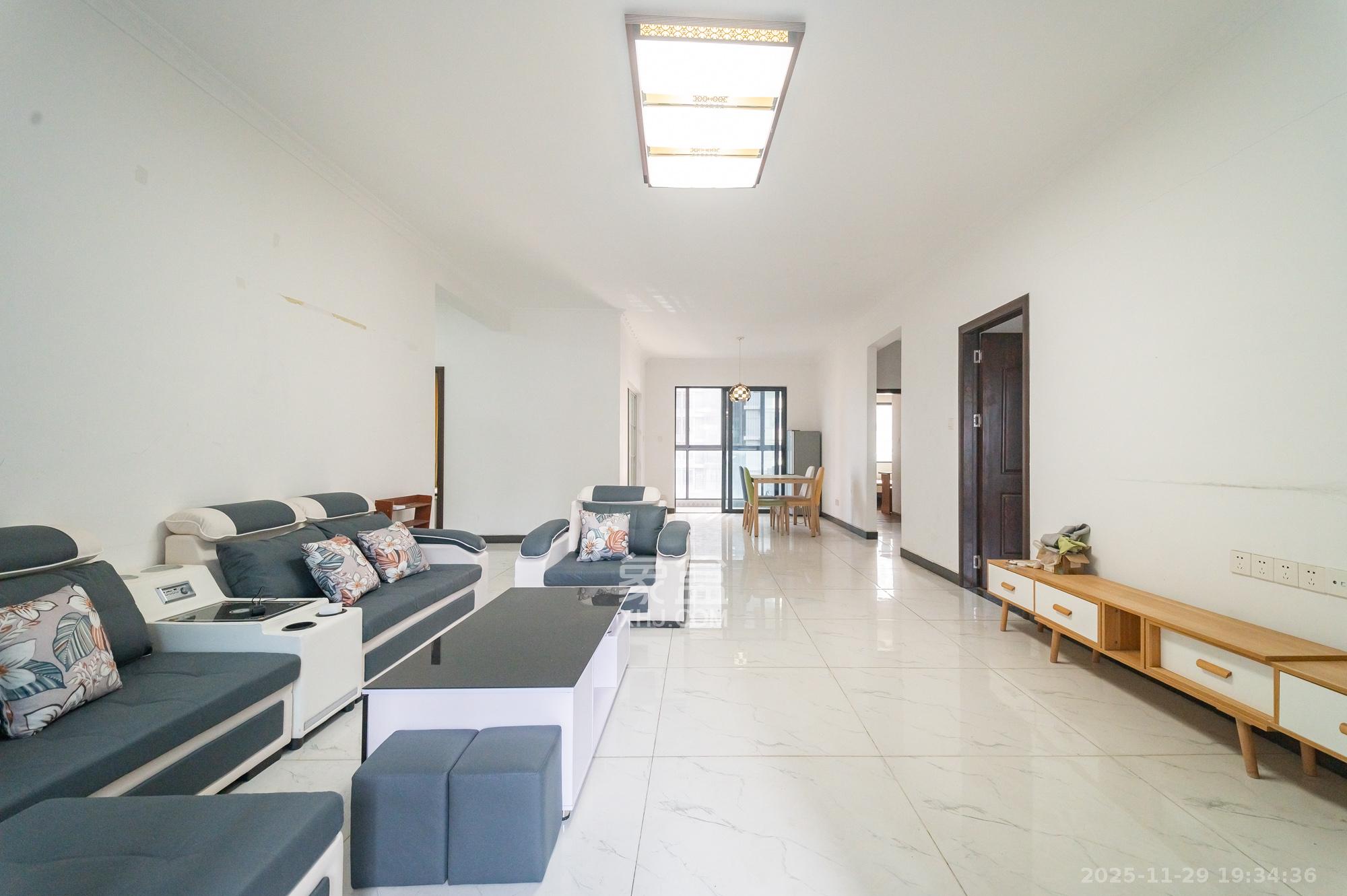 恒基凯旋门三期 4室2厅2卫 148.0万 恒基凯旋门三期 4室2厅2卫 148.0万客厅