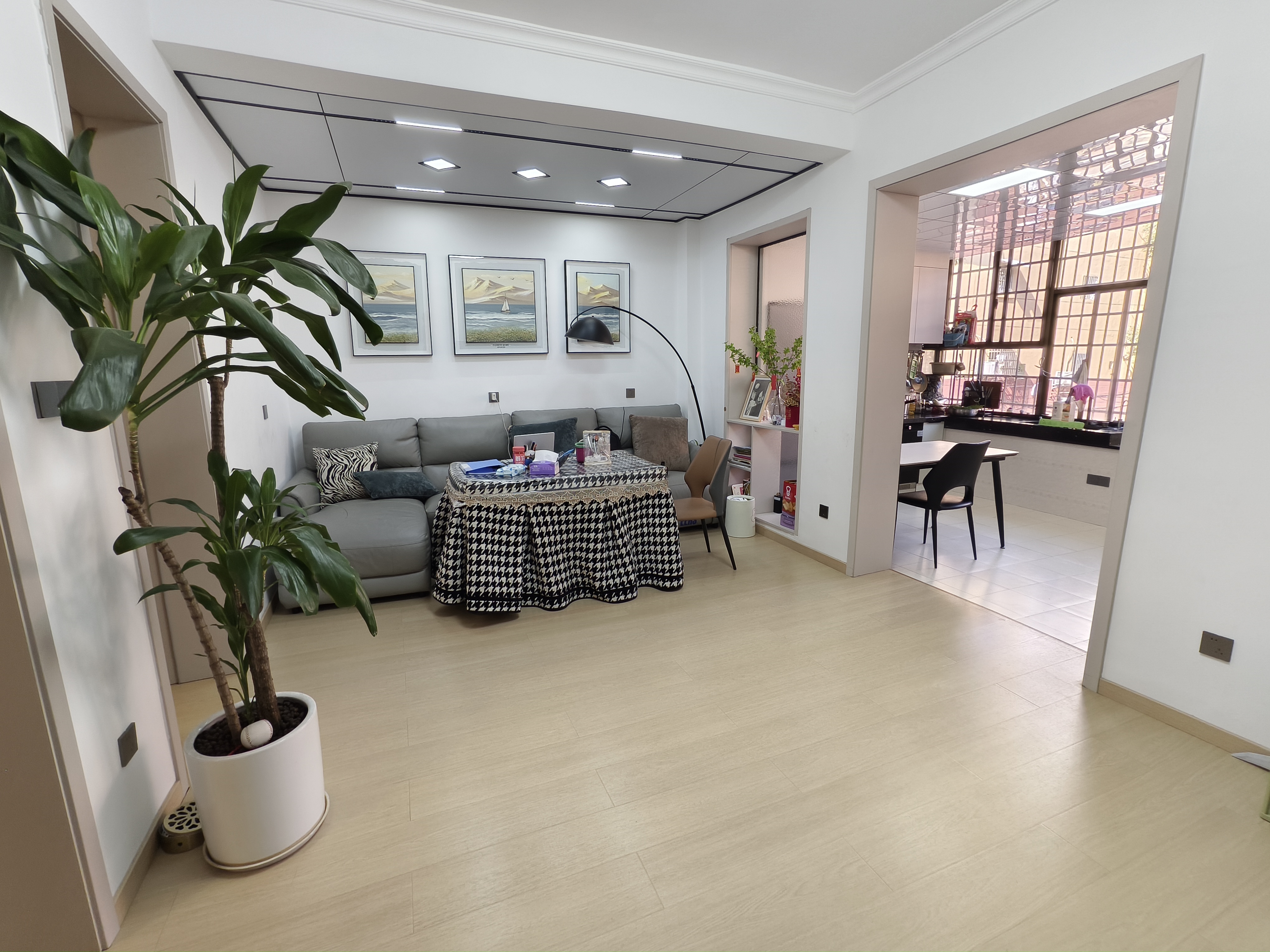 娄底市供销大院家属楼 3室2厅2卫 63.8万 娄底市供销大院家属楼 3室2厅2卫 63.8万客厅