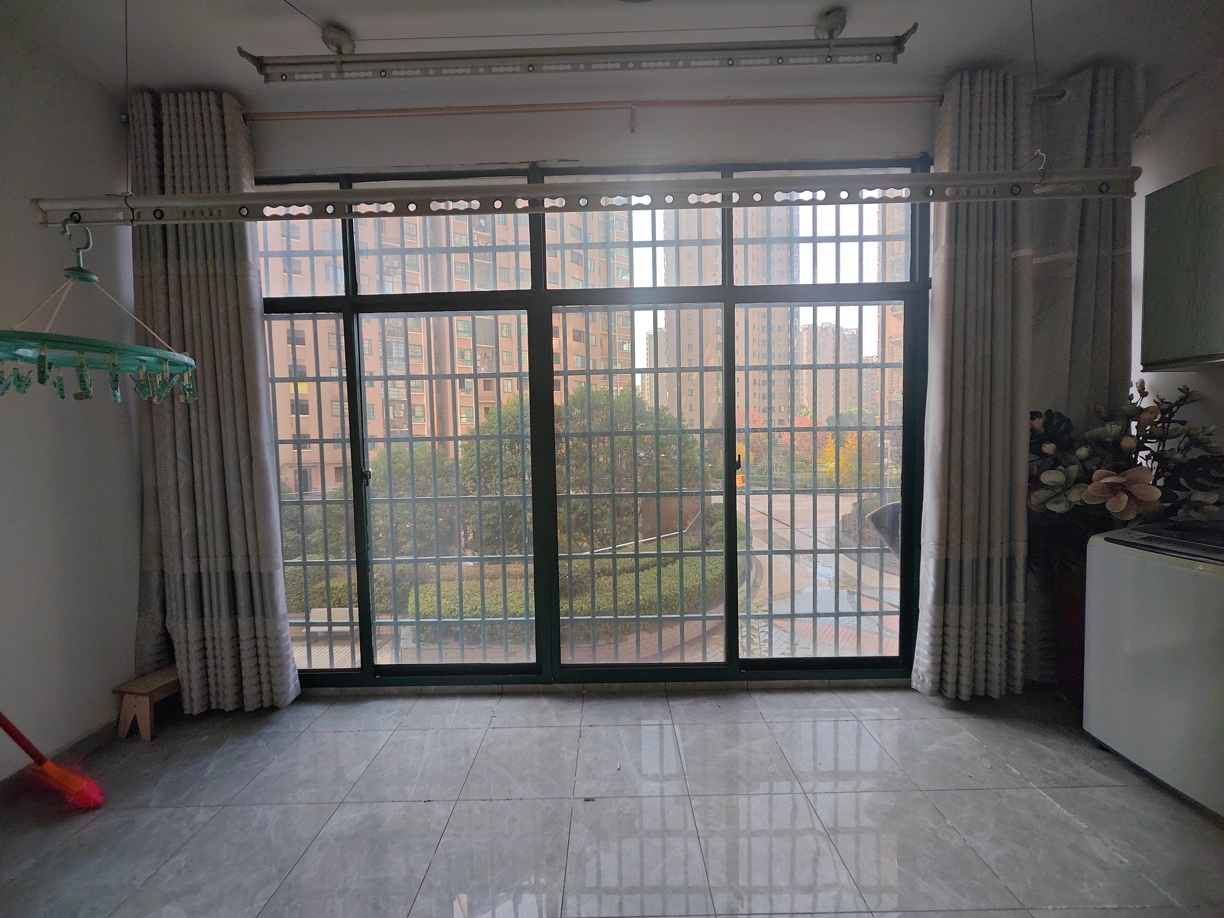 冠都现代城（冠都幸福彼岸）  3室2厅2卫    2500.0元/月室内图