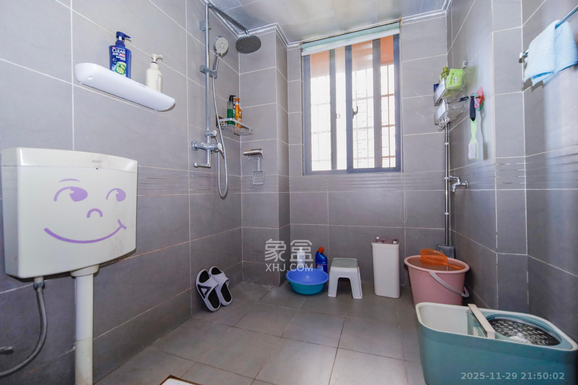 上海城小区  4室2厅2卫    139.0万卫生间