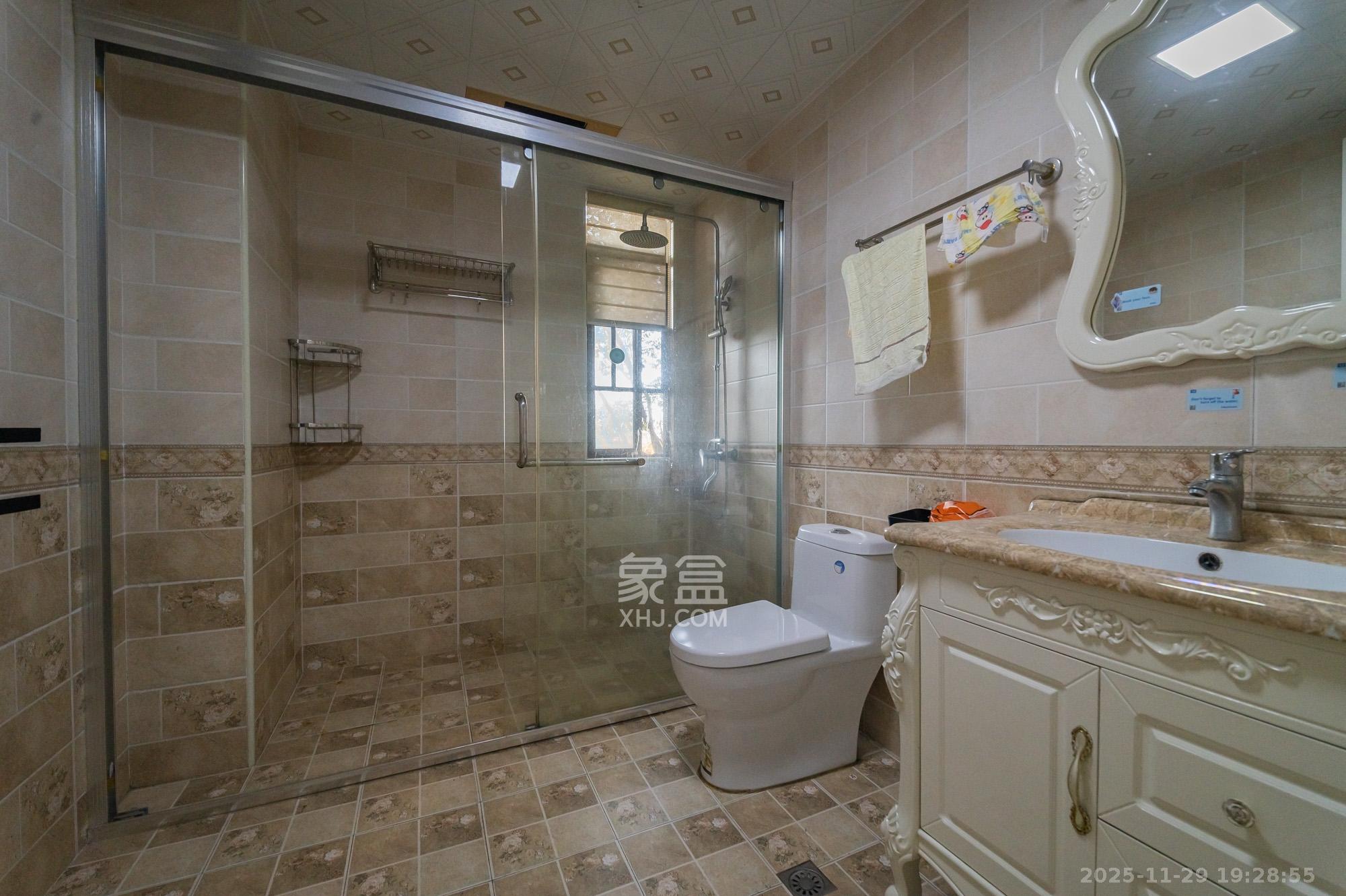 星湖湾一期洋房 5室2厅2卫 150.0万 星湖湾一期洋房 5室2厅2卫 150.0万卫生间