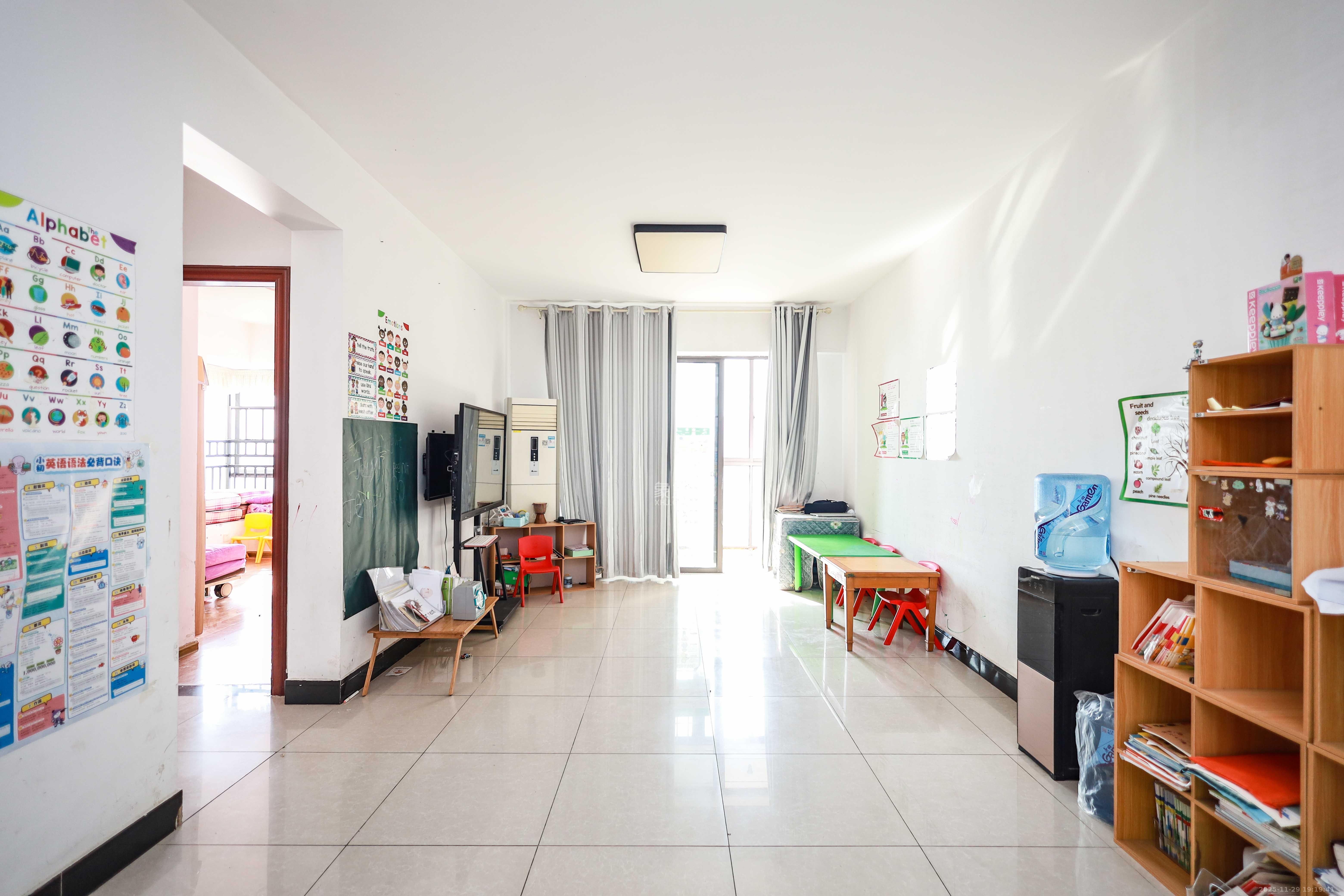 卓越蔚蓝海岸三期 1室2厅1卫 58.0万 卓越蔚蓝海岸三期 1室2厅1卫 58.0万客厅