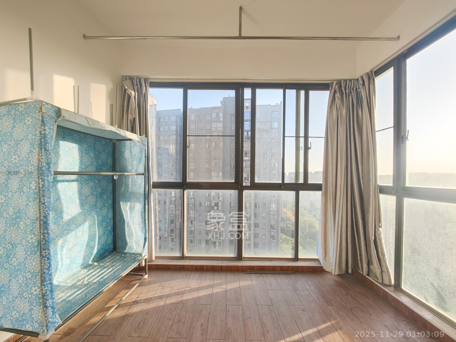 颐和佳园 4室2厅2卫 135.0万 颐和佳园 4室2厅2卫 135.0万阳台