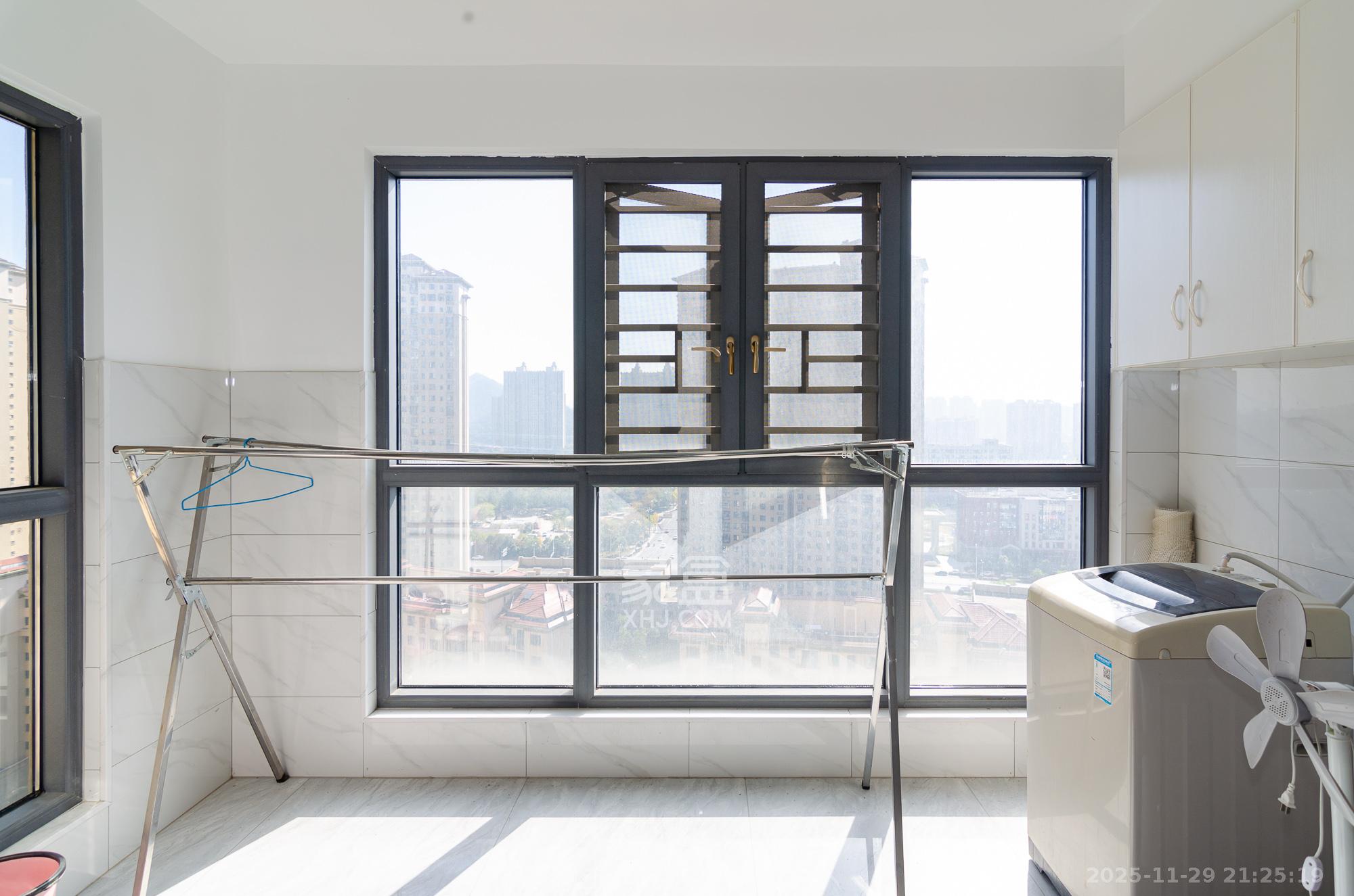 荣盛岳麓峰景 3室2厅2卫 63.8万 荣盛岳麓峰景 3室2厅2卫 63.8万阳台