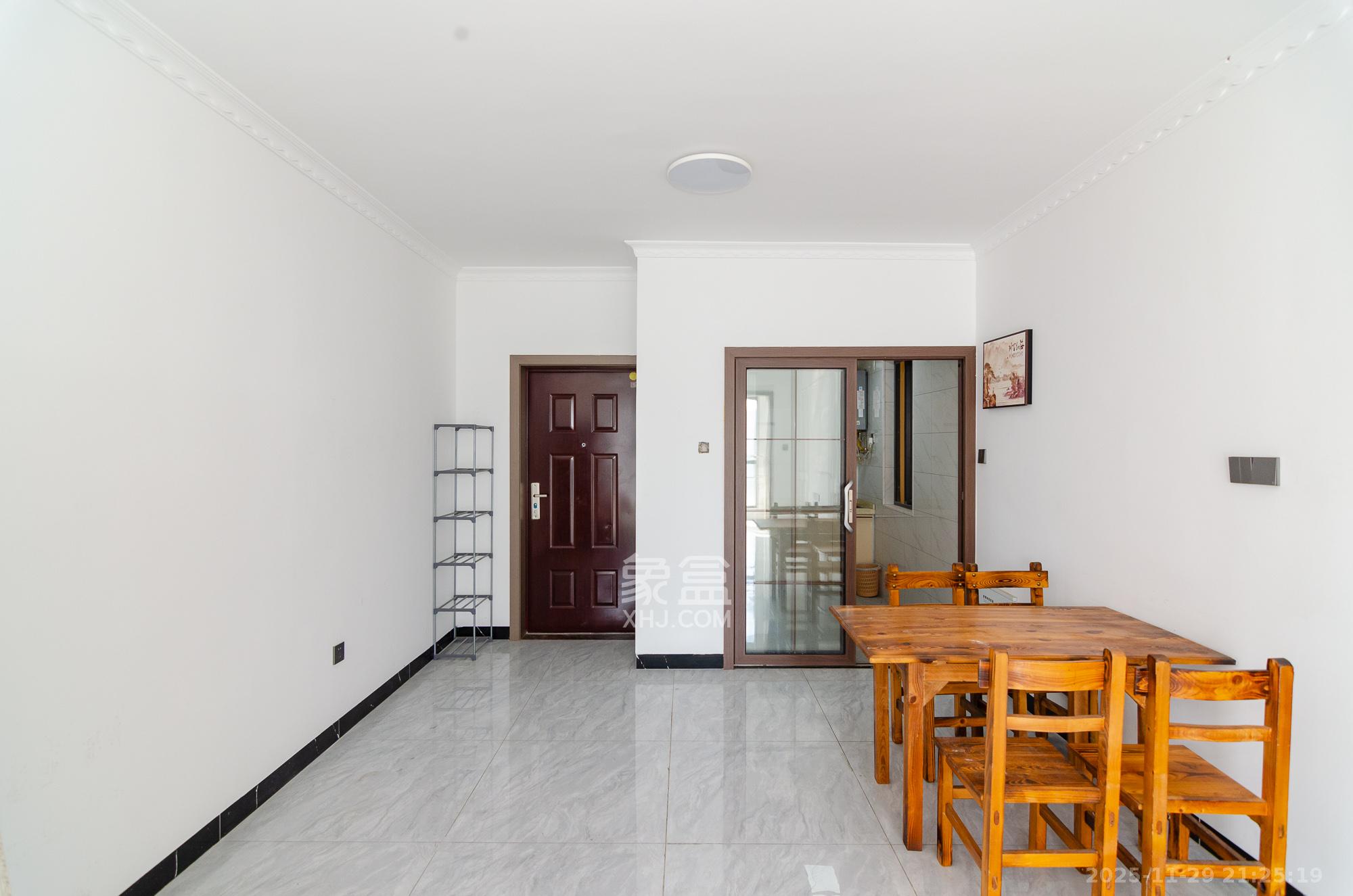 荣盛岳麓峰景 3室2厅2卫 63.8万 荣盛岳麓峰景 3室2厅2卫 63.8万客厅