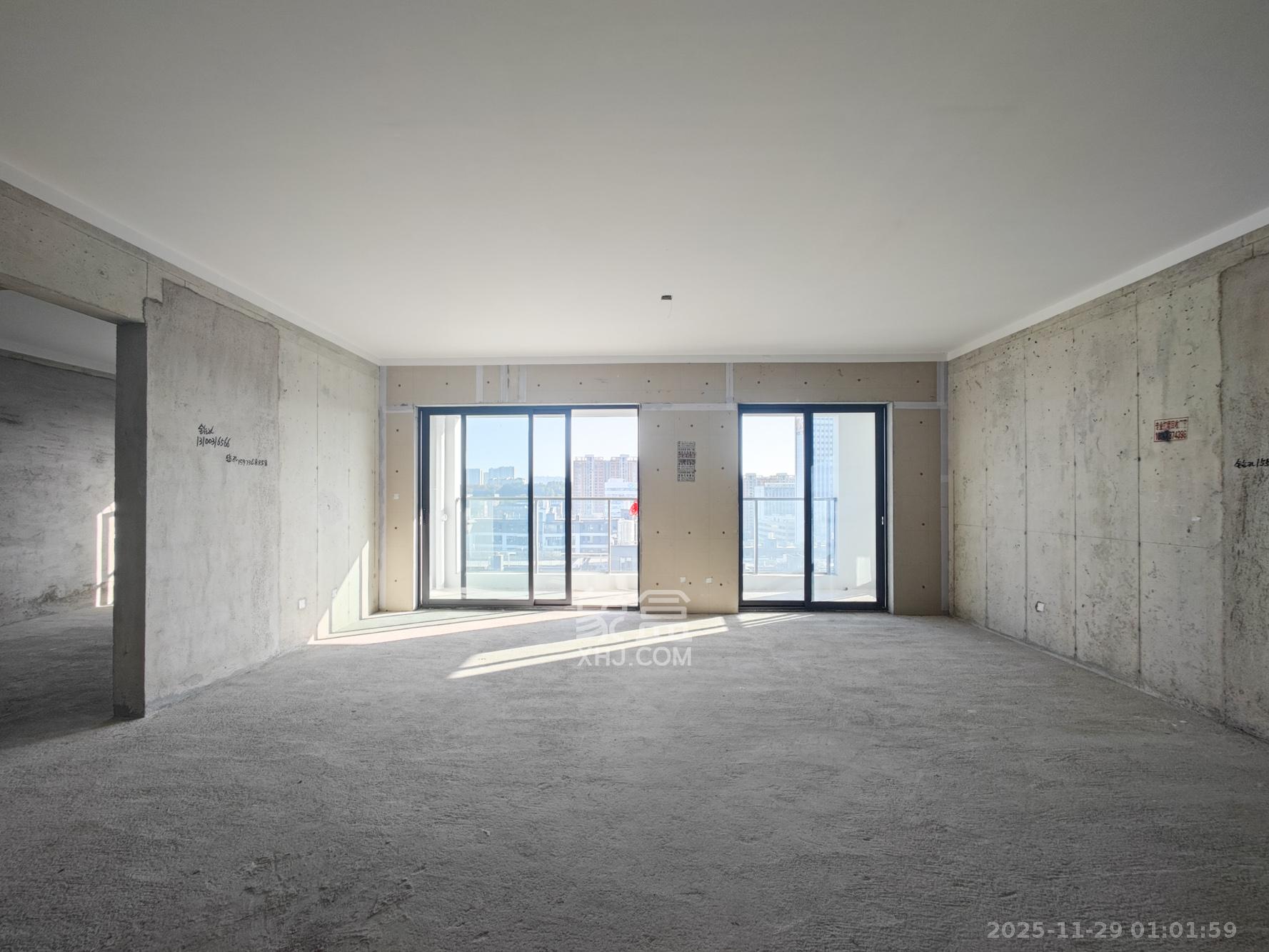 远洋红星天铂二期 4室2厅3卫 218.0万 远洋红星天铂二期 4室2厅3卫 218.0万客厅