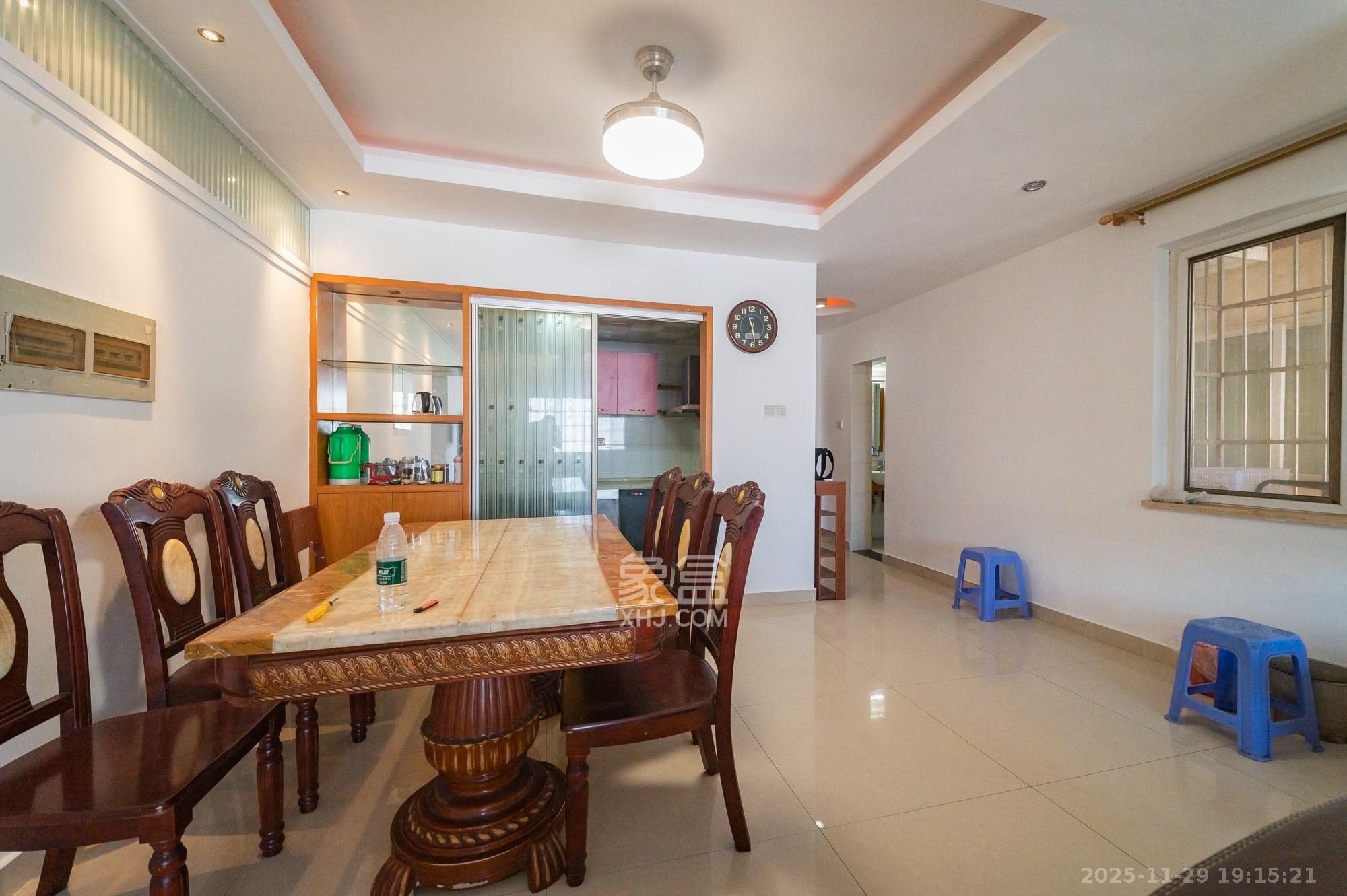 开源鑫阁  4室2厅2卫    70.0万客厅