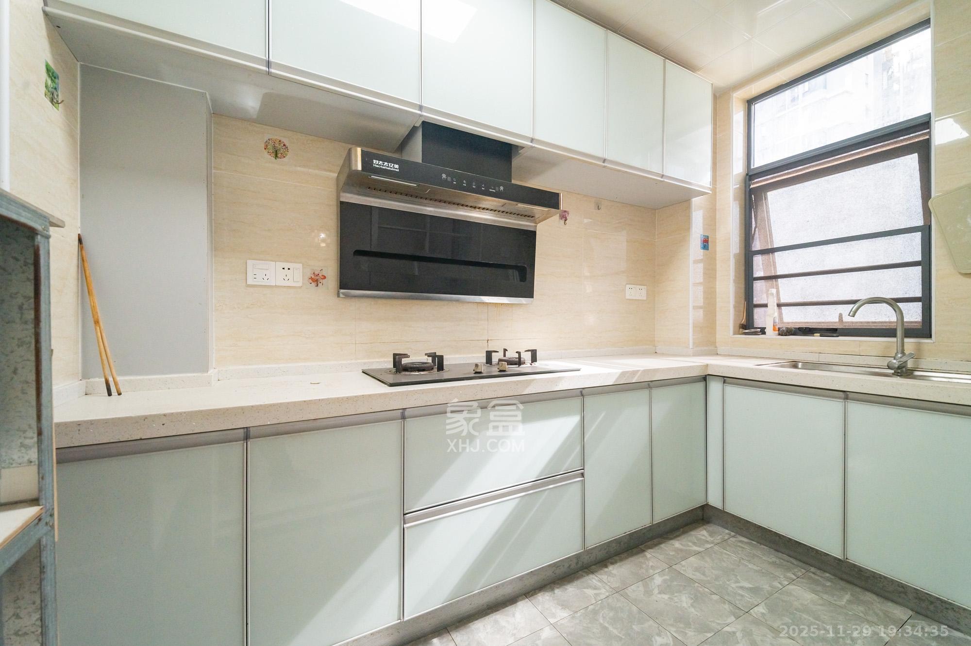 恒基凯旋门三期  4室2厅2卫    148.0万厨房