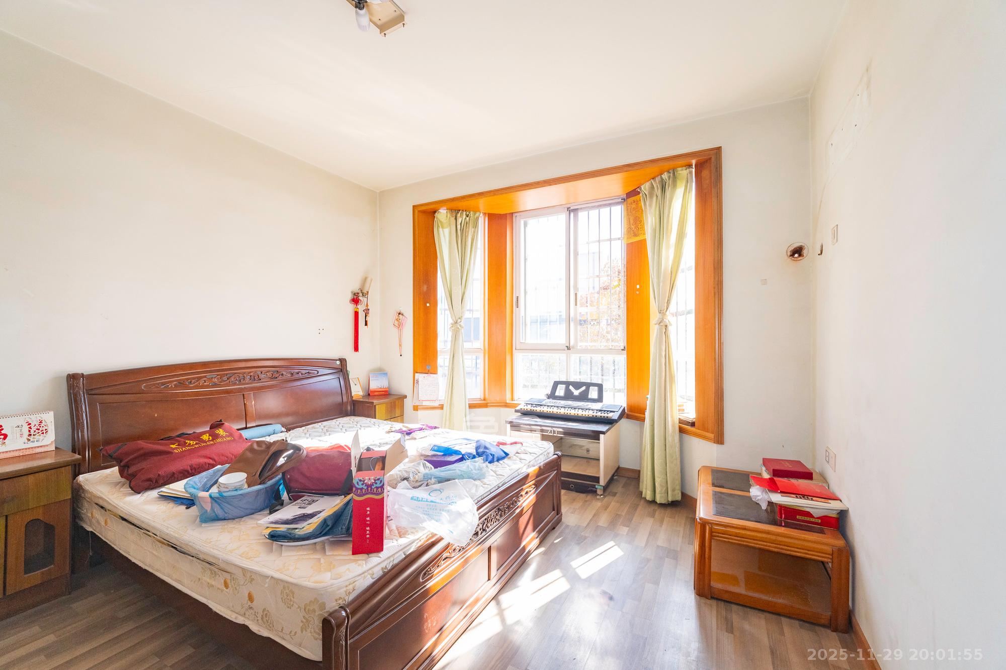 山水人家一二期 3室2厅2卫 70.0万 山水人家一二期 3室2厅2卫 70.0万卧室