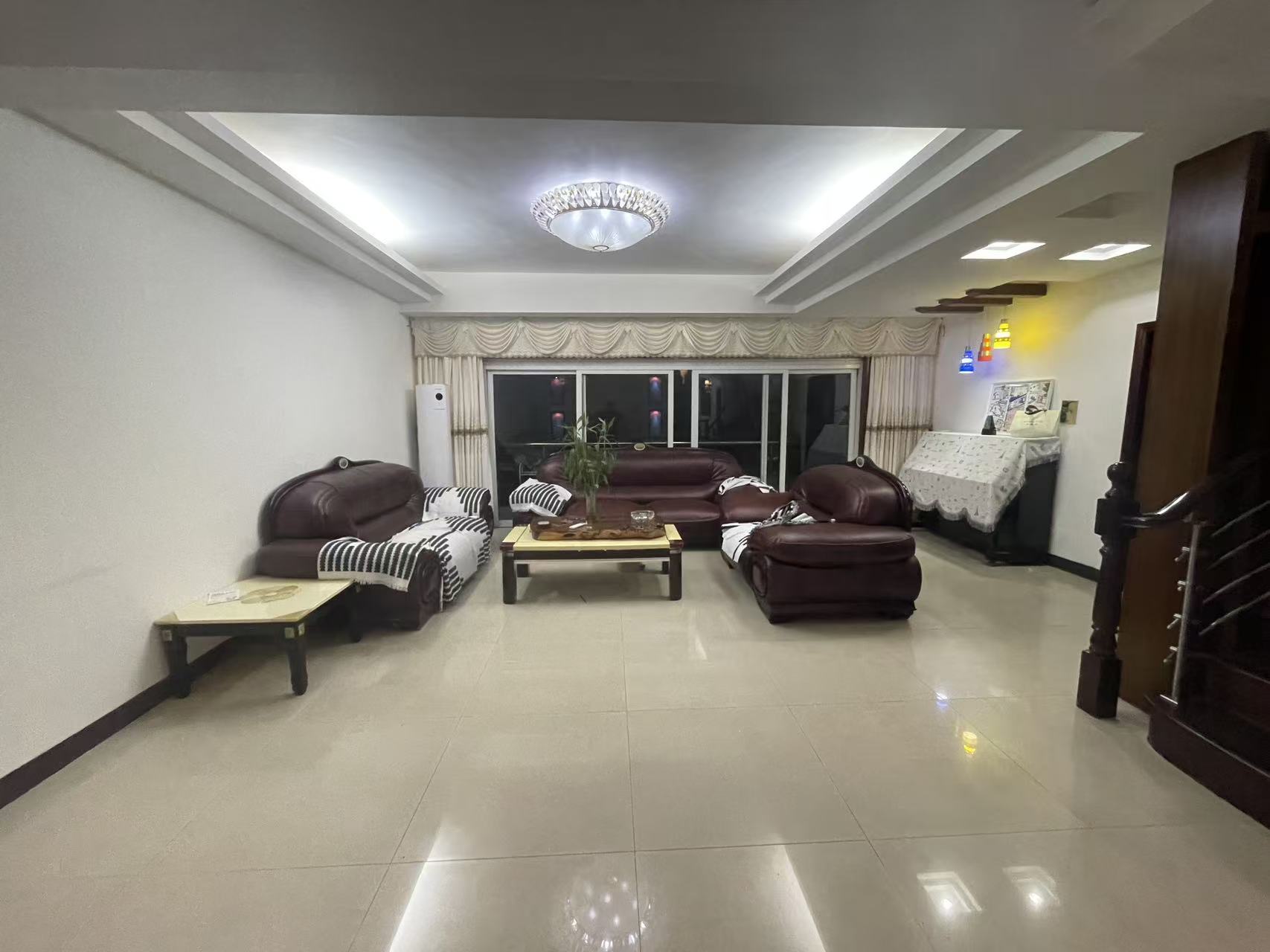 金盘雅苑  5室2厅3卫    5500.0元/月