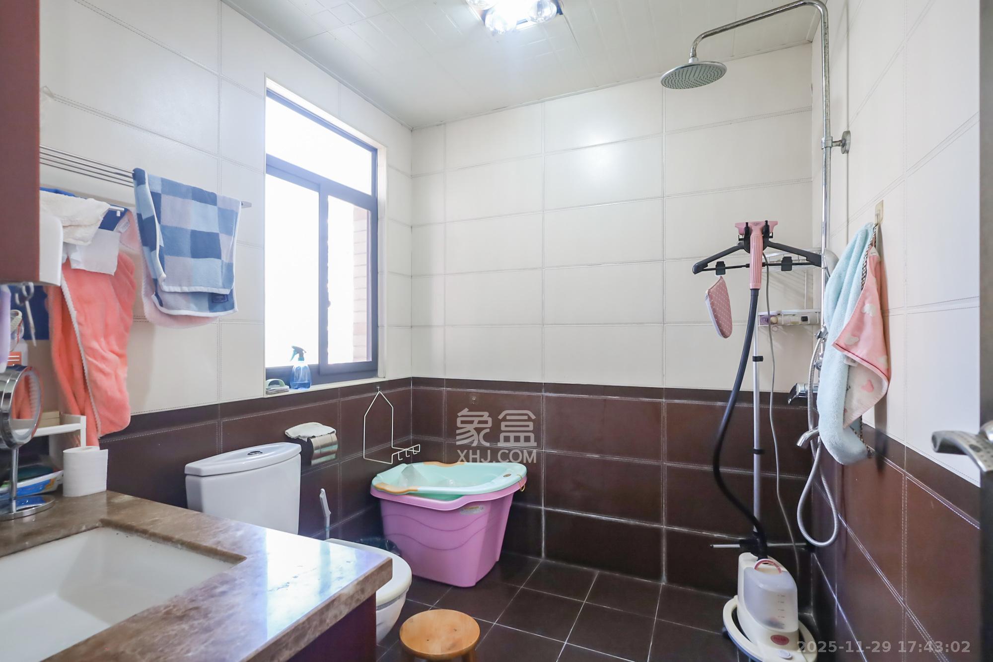 天骄福邸 3室2厅2卫 150.0万 天骄福邸 3室2厅2卫 150.0万卫生间