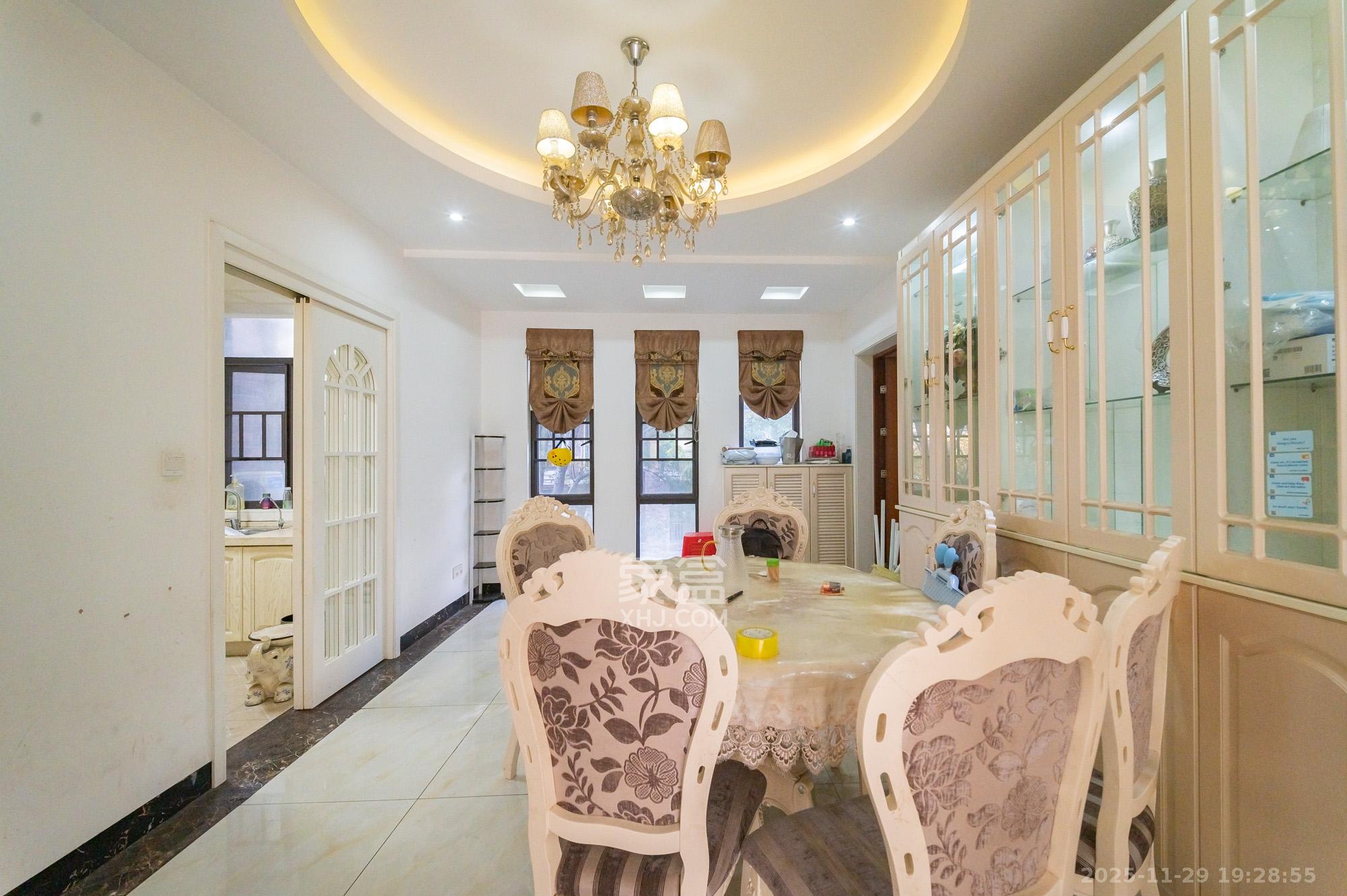 星湖湾一期洋房  5室2厅2卫    150.0万客厅