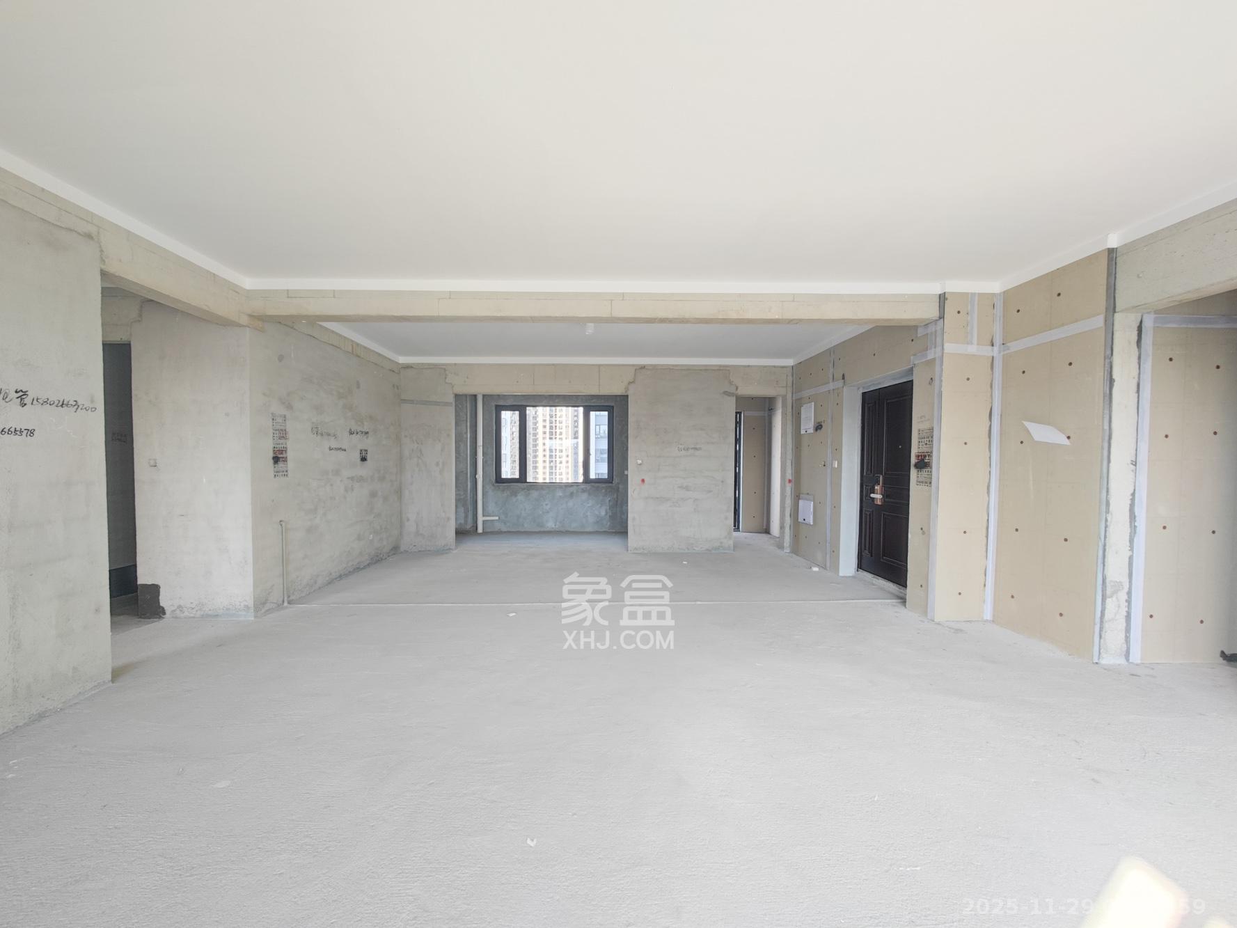 远洋红星天铂二期 4室2厅3卫 218.0万 远洋红星天铂二期 4室2厅3卫 218.0万客厅