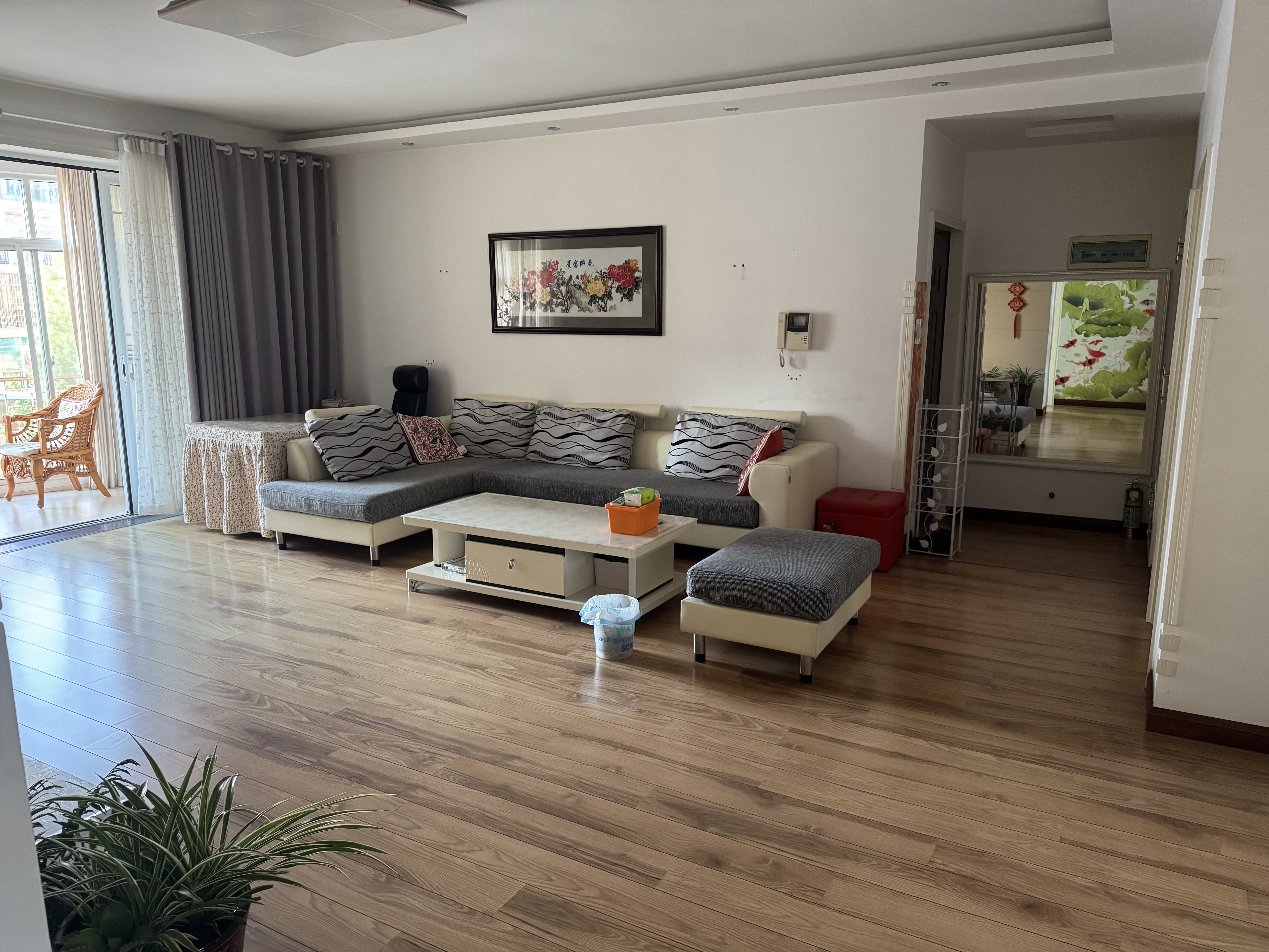 安厦鑫苑  3室2厅2卫    75.0万客厅