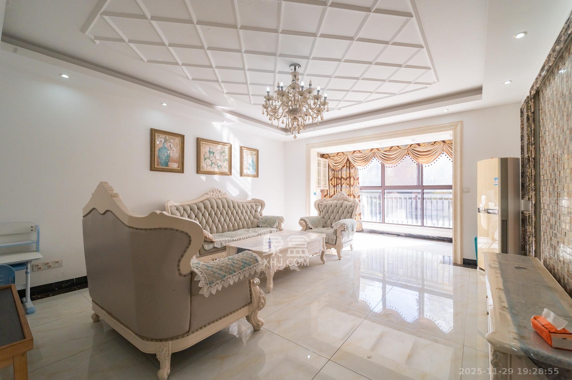 星湖湾一期洋房 5室2厅2卫 150.0万 星湖湾一期洋房 5室2厅2卫 150.0万客厅