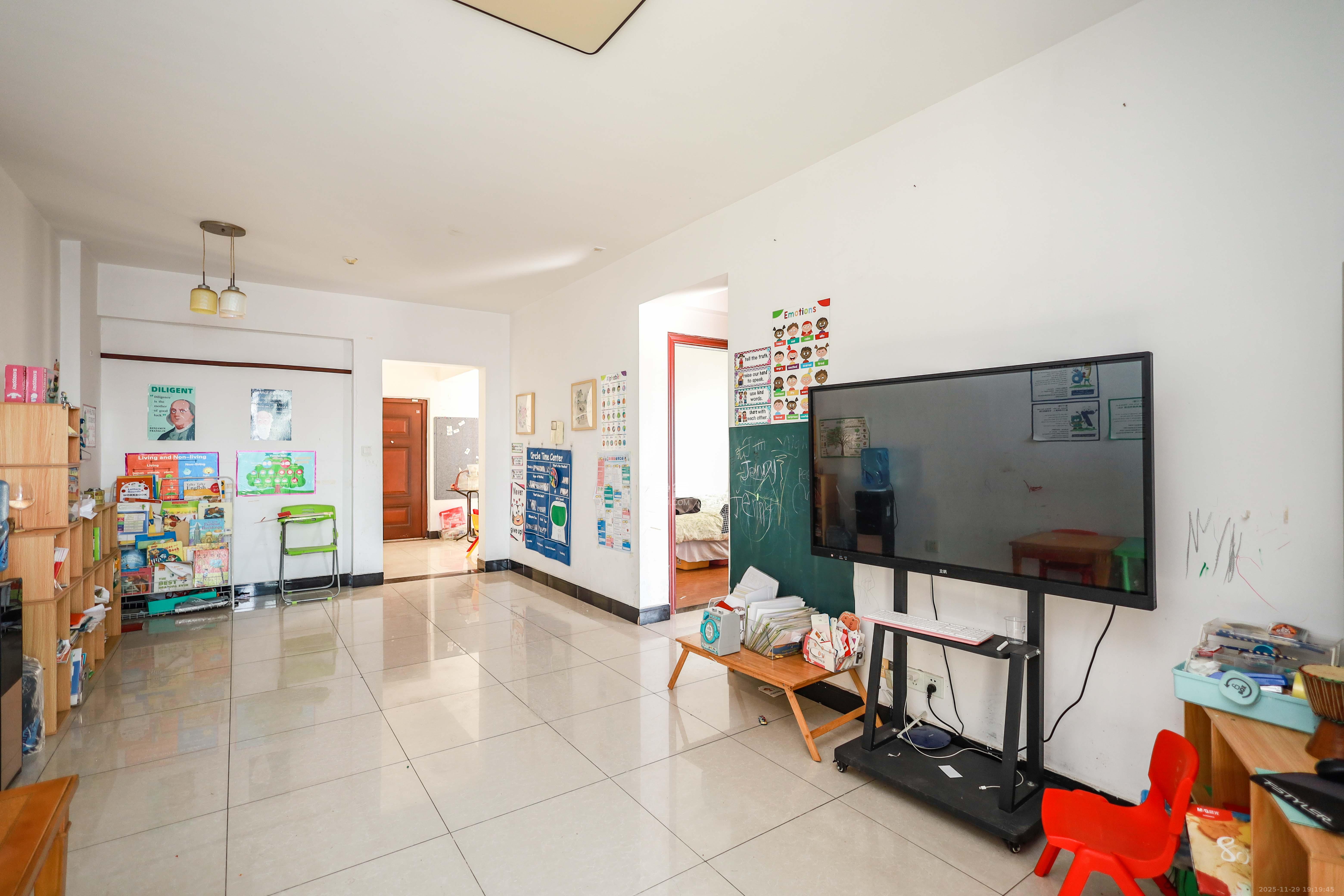 卓越蔚蓝海岸三期  1室2厅1卫    58.0万客厅