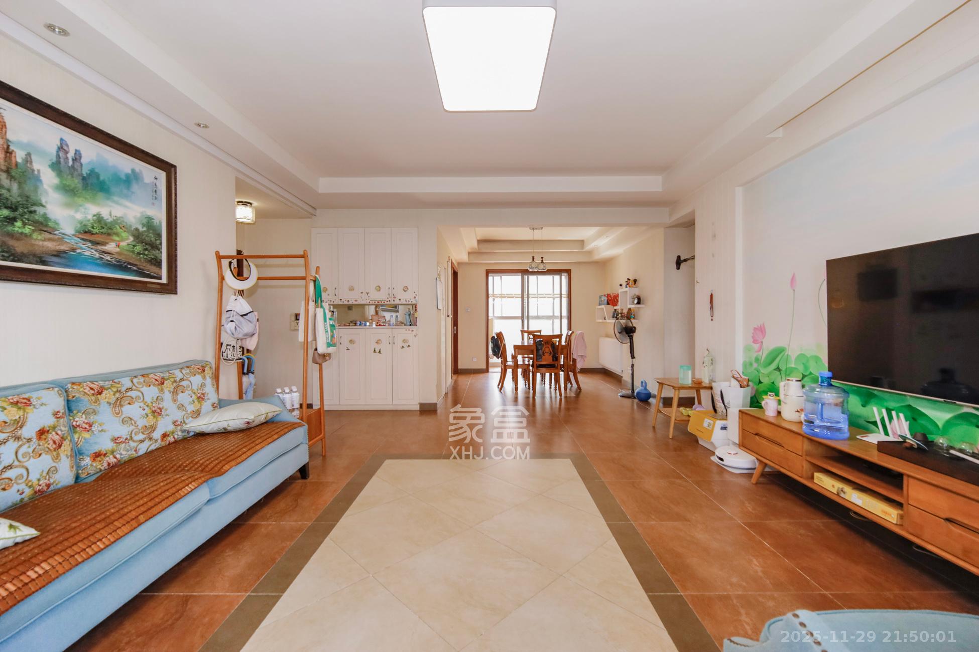 上海城小区  4室2厅2卫    139.0万客厅