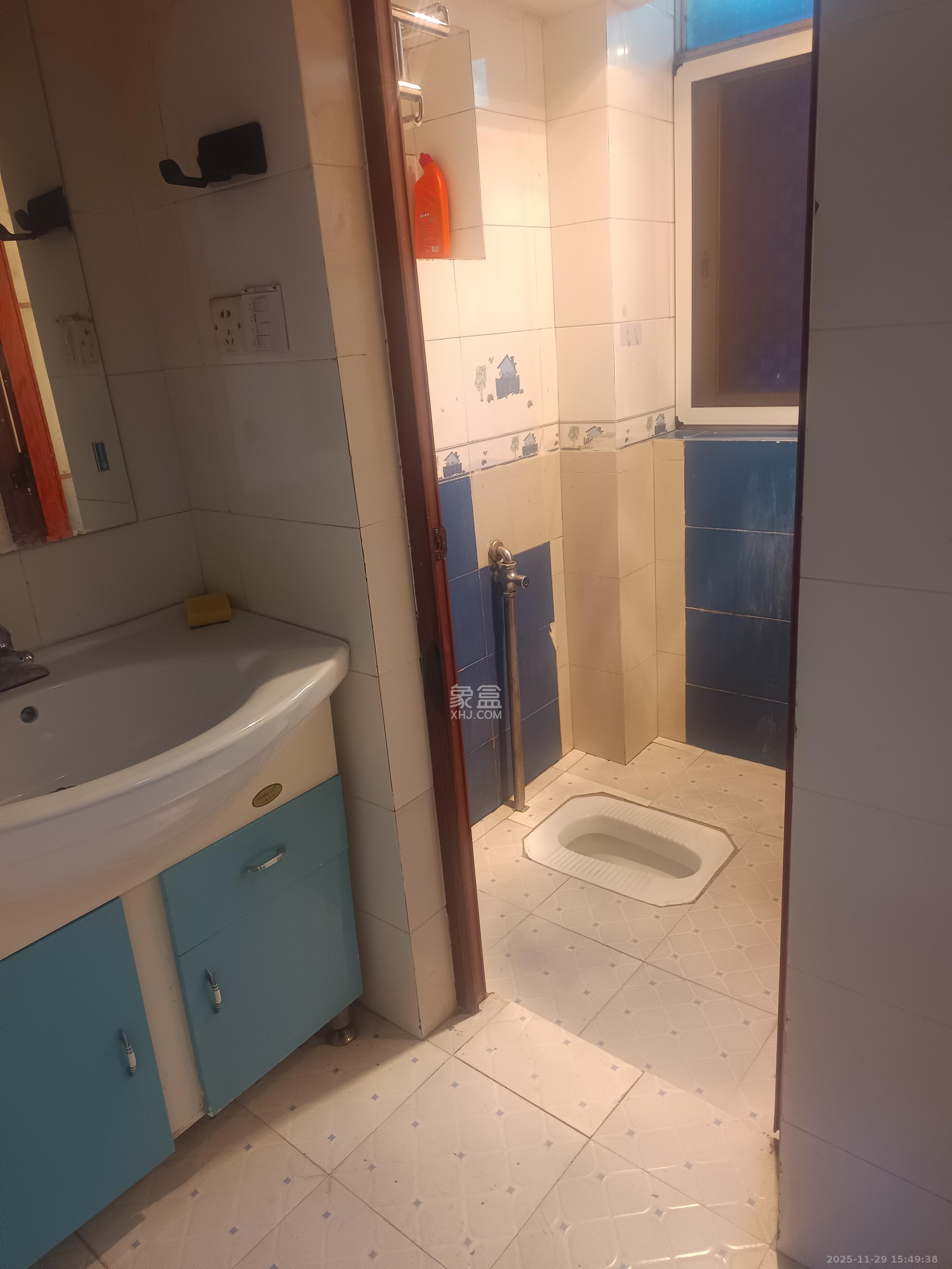 岳银小区(一二三五村) 2室2厅1卫 2000.0元/月 岳银小区(一二三五村) 2室2厅1卫 2000.0元/月室内图