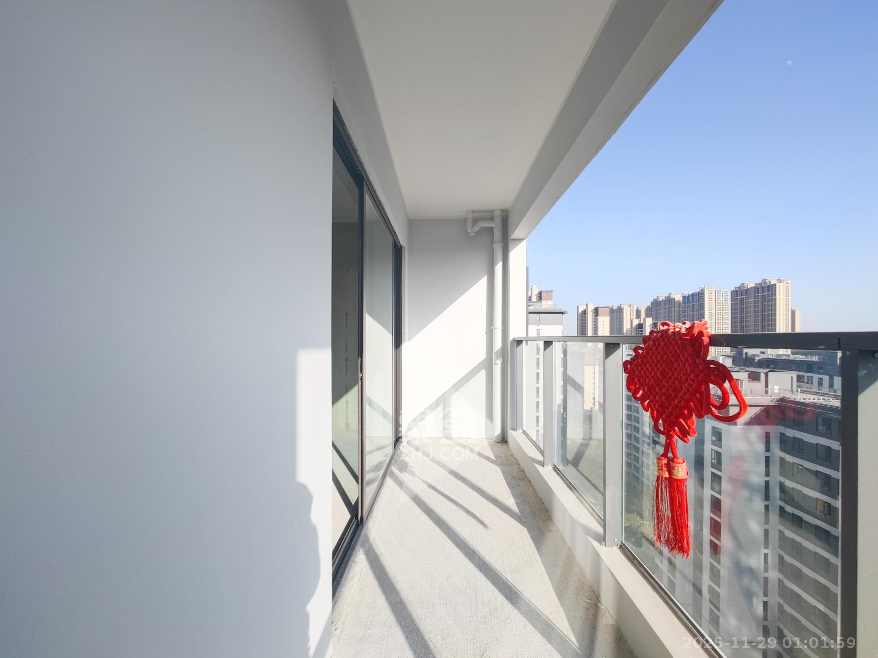 远洋红星天铂二期  4室2厅3卫    218.0万阳台