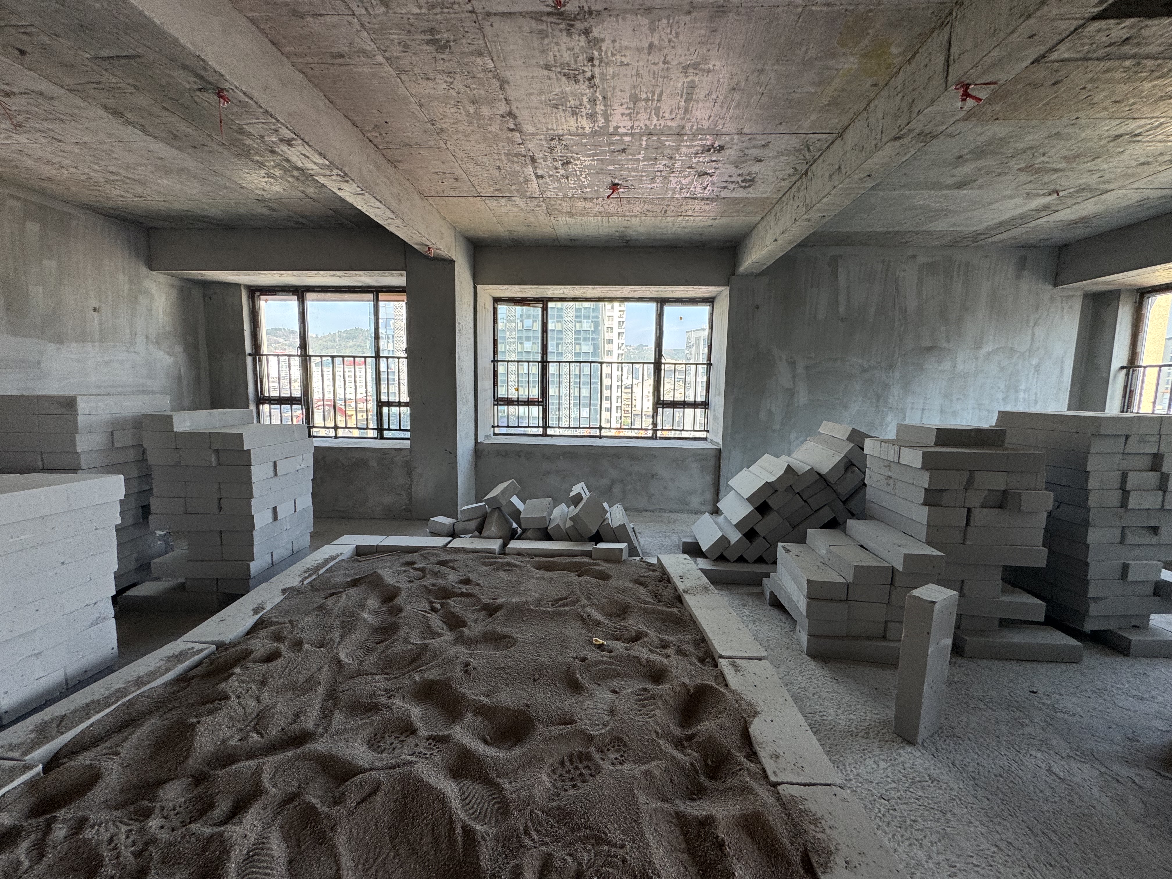 奇峰广场 4室2厅2卫 1000.0元/月 奇峰广场 4室2厅2卫 1000.0元/月室内图