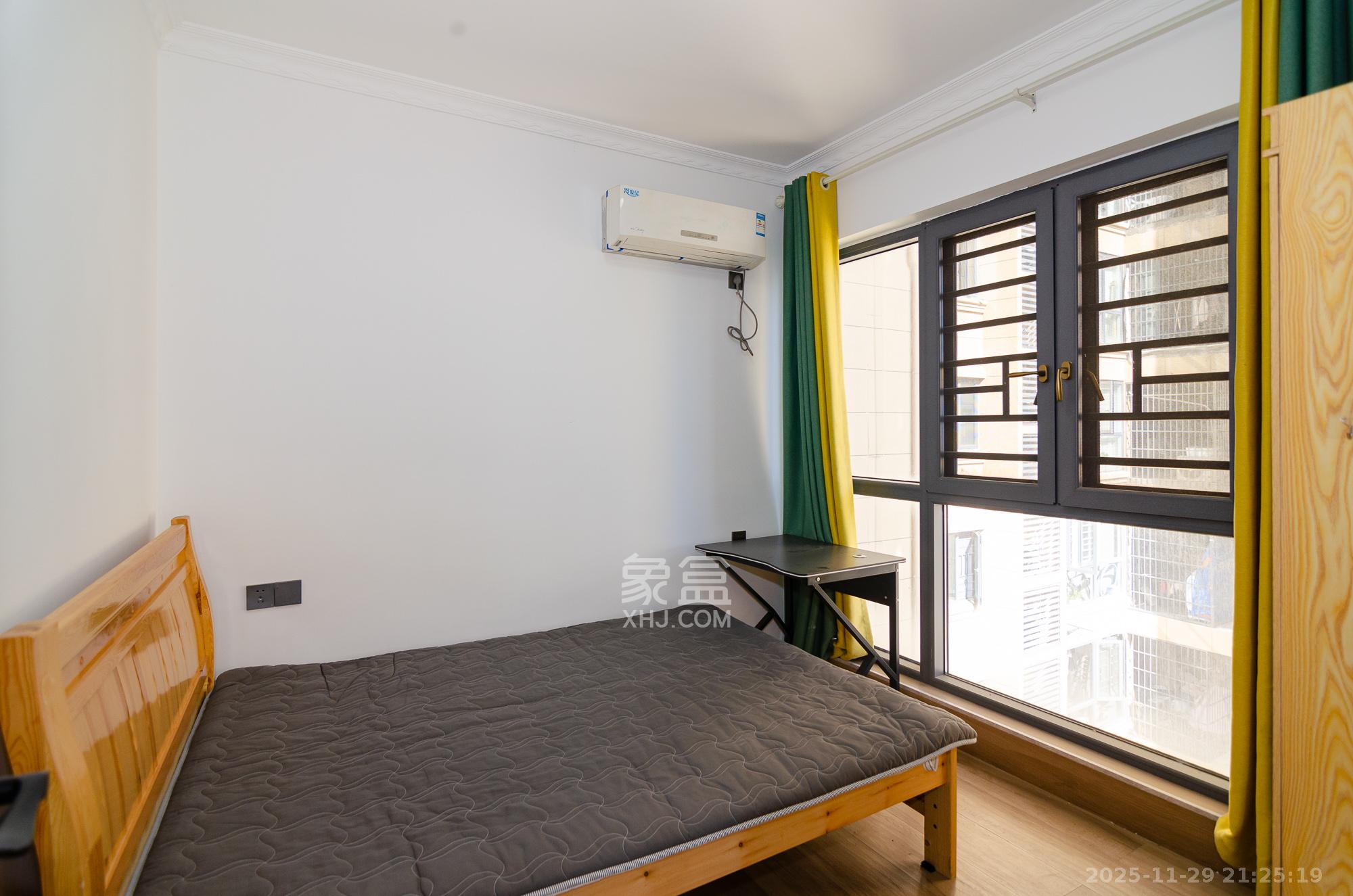 荣盛岳麓峰景  3室2厅2卫    63.8万卧室