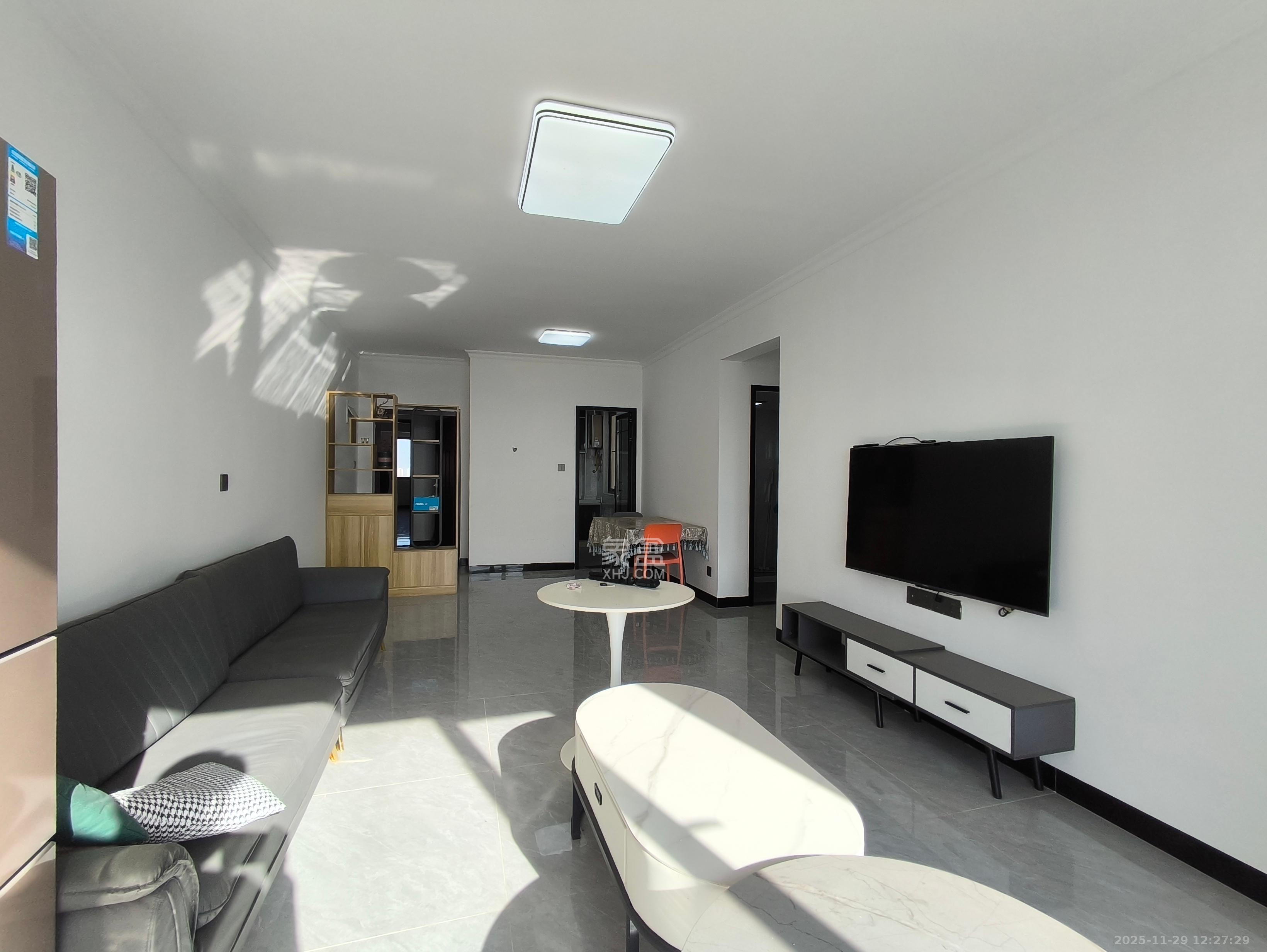 荣盛岳麓峰景  3室2厅2卫    2200.0元/月