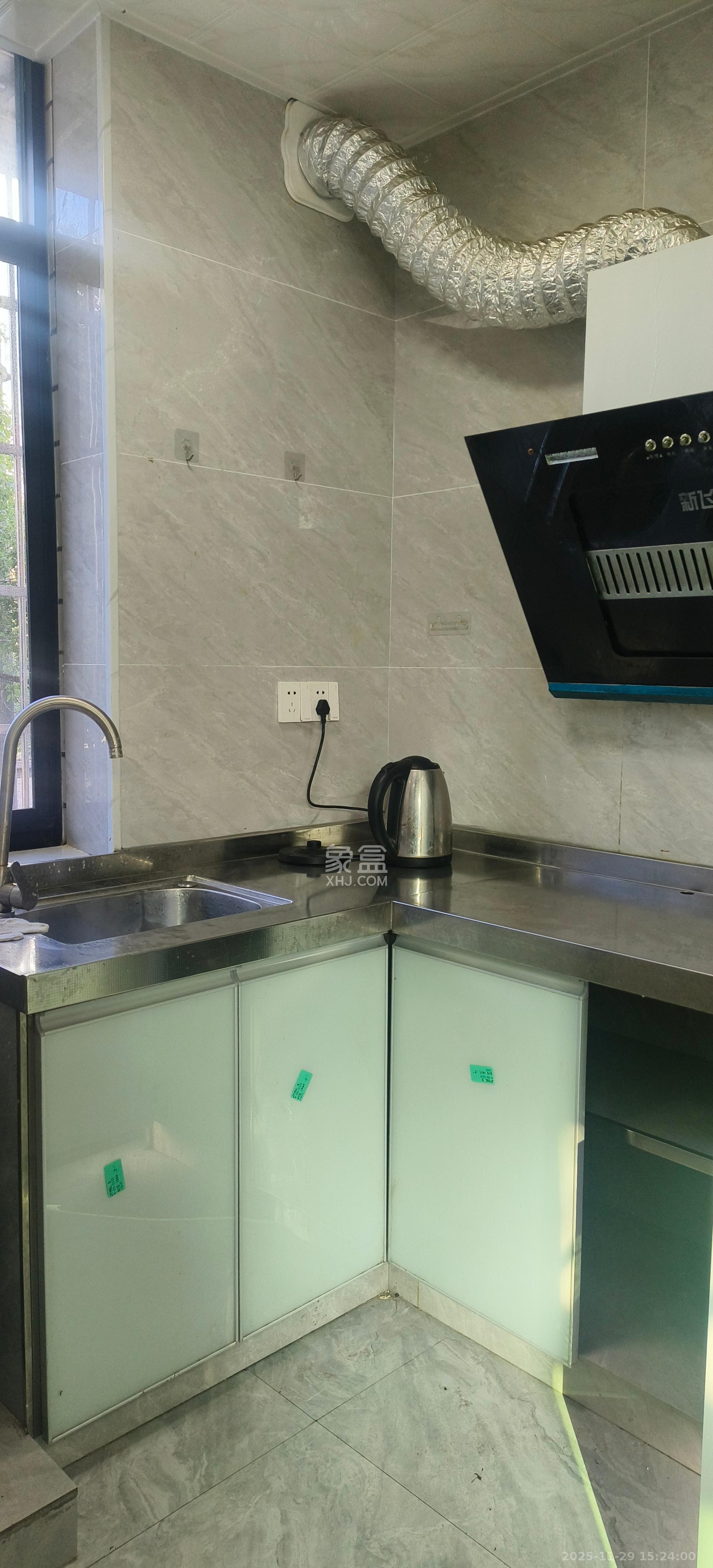 新合四村  1室1厅1卫    1000.0元/月室内图