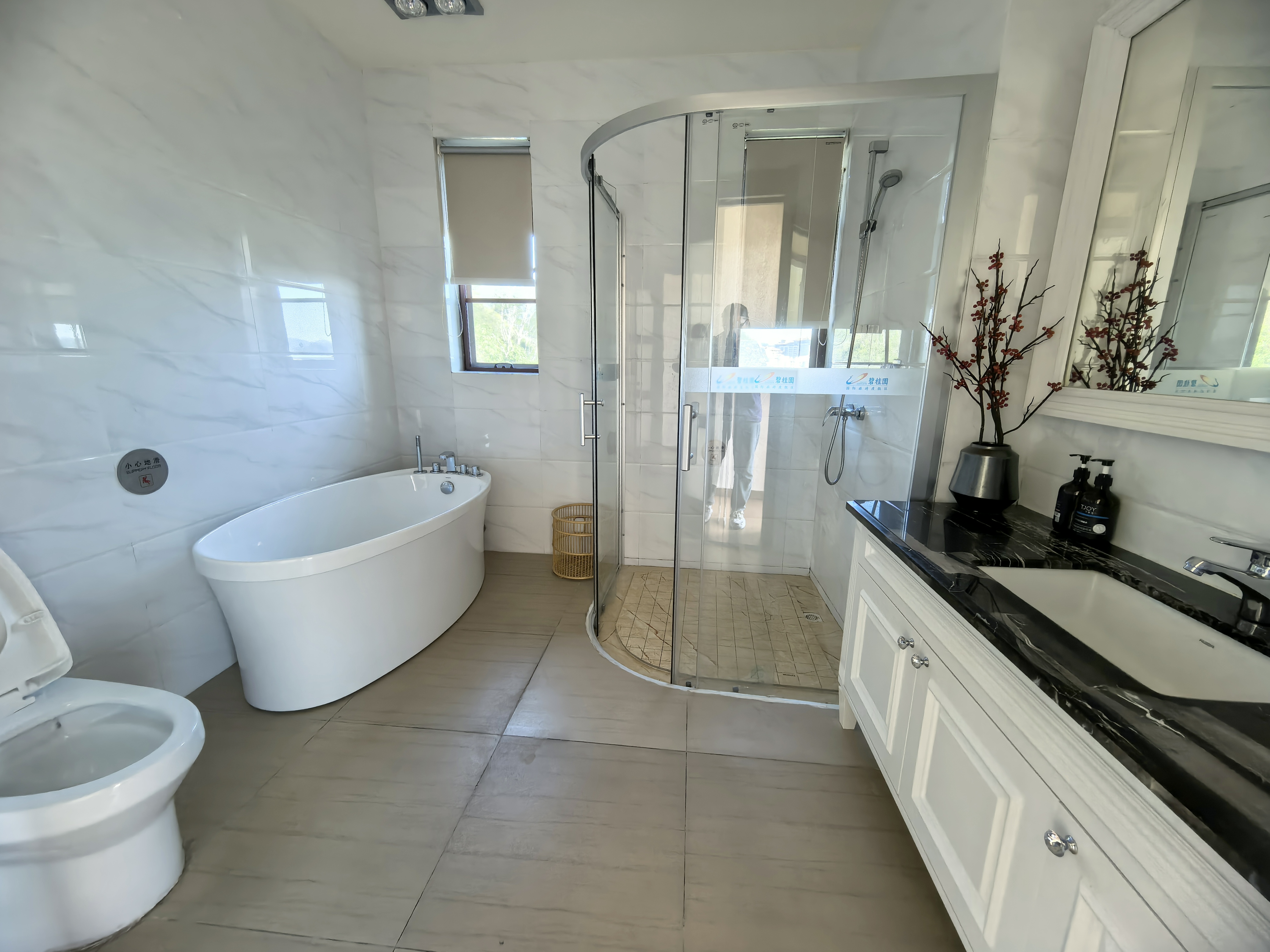 碧桂园 2室2厅2卫 100.0万 碧桂园 2室2厅2卫 100.0万客厅