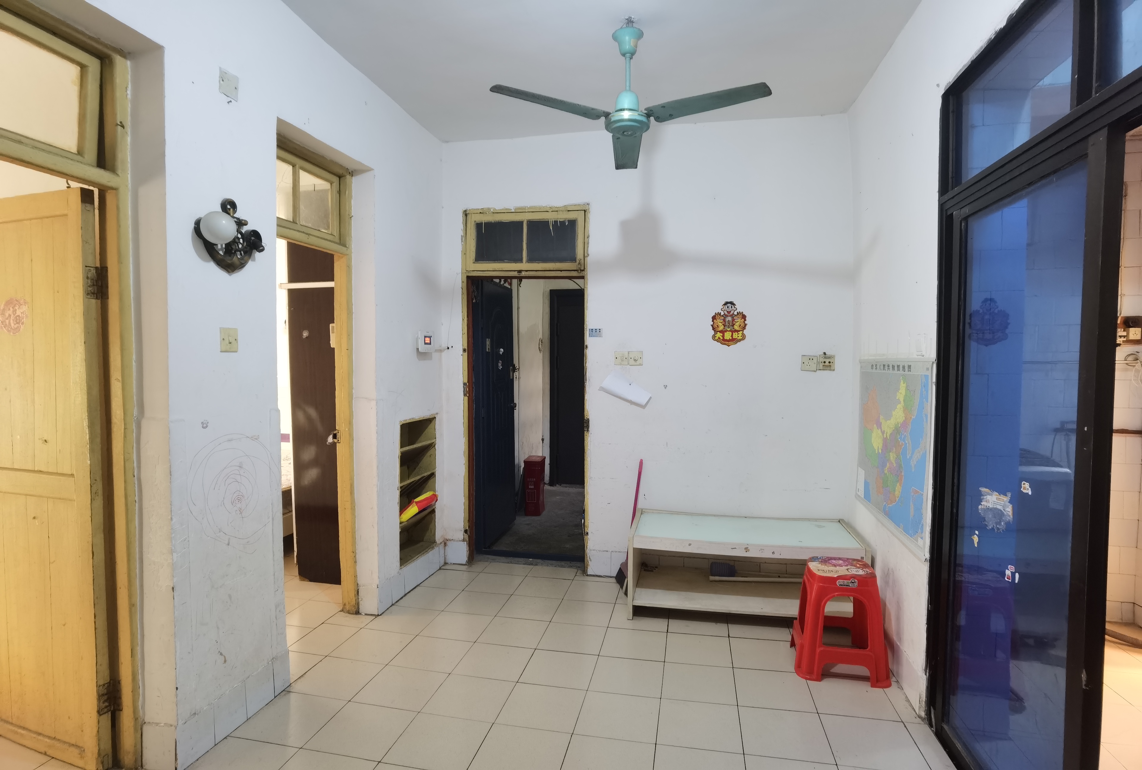 电力局家属楼  3室2厅1卫    28.8万客厅