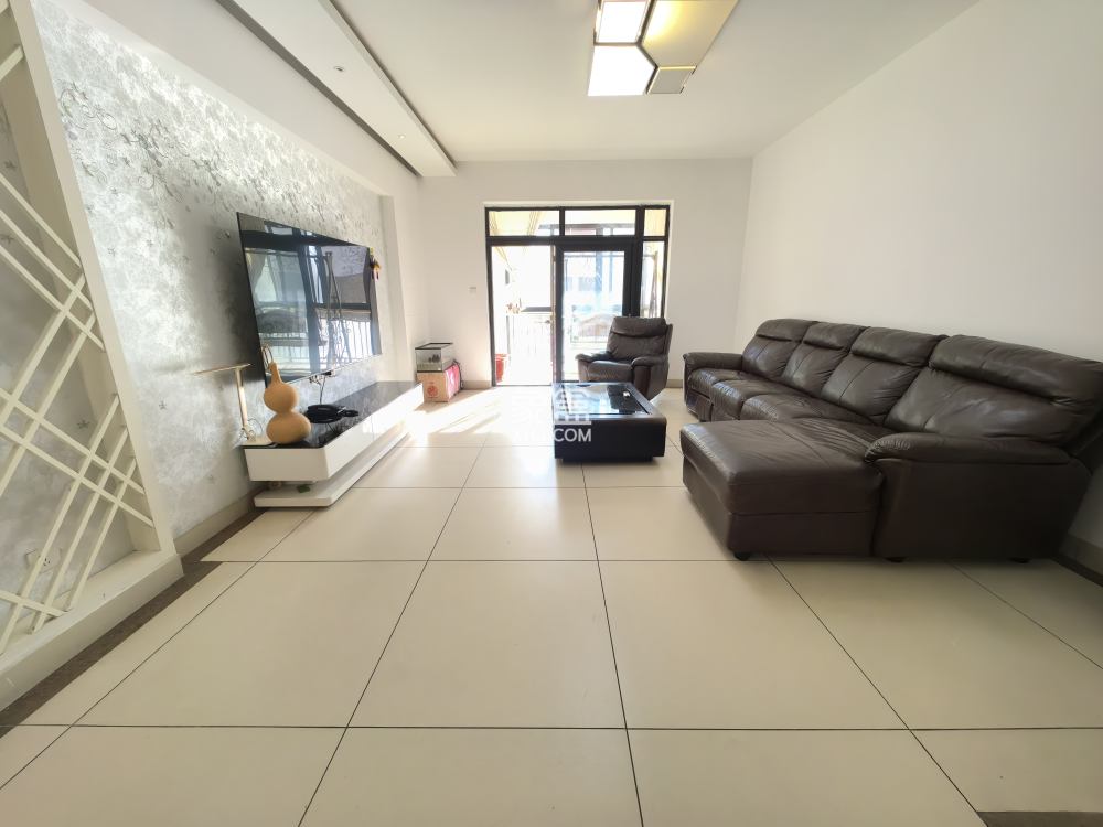 莱茵小镇  4室2厅2卫    40.0万