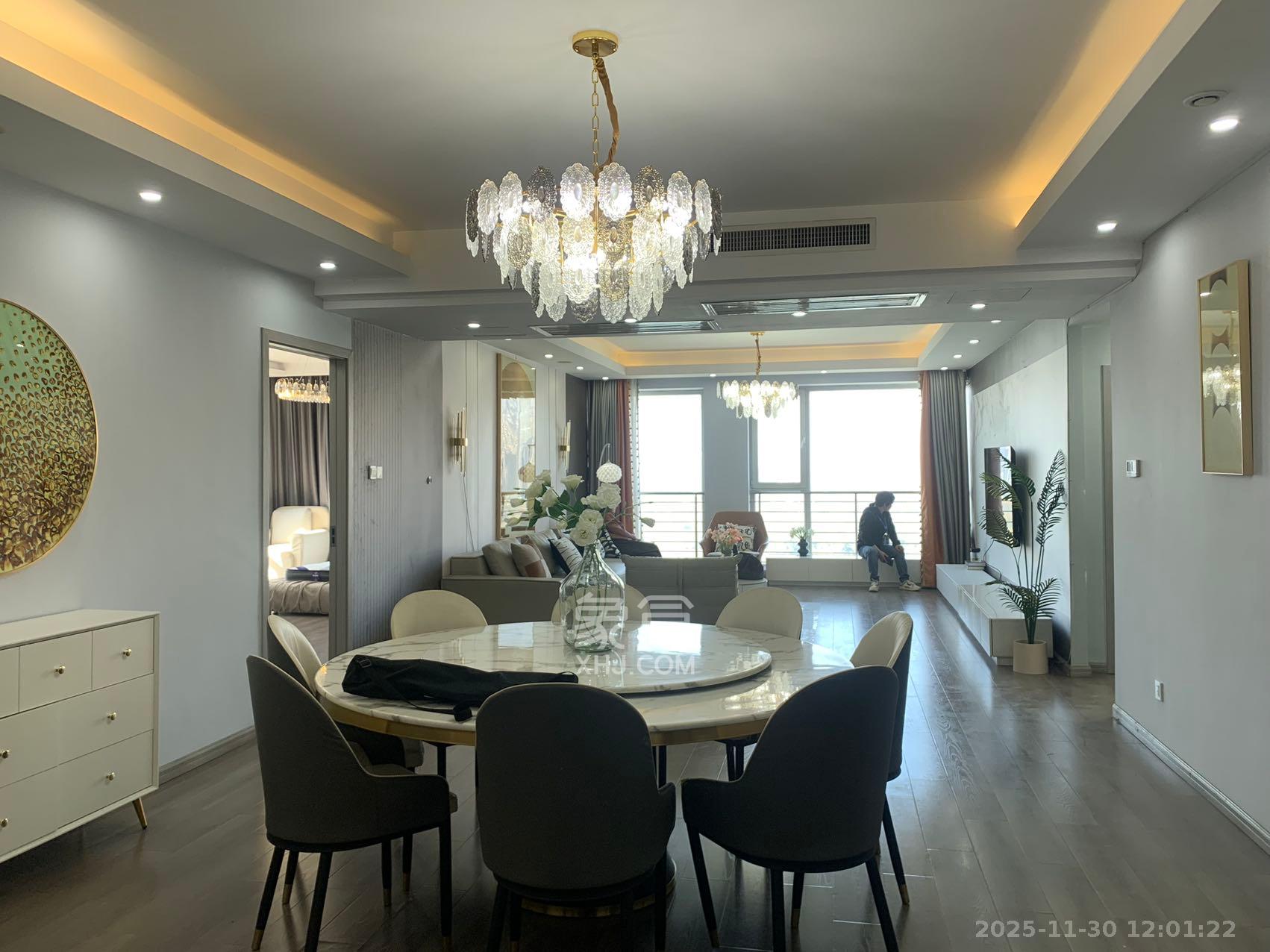 金色屋顶  3室2厅2卫    7500.0元/月