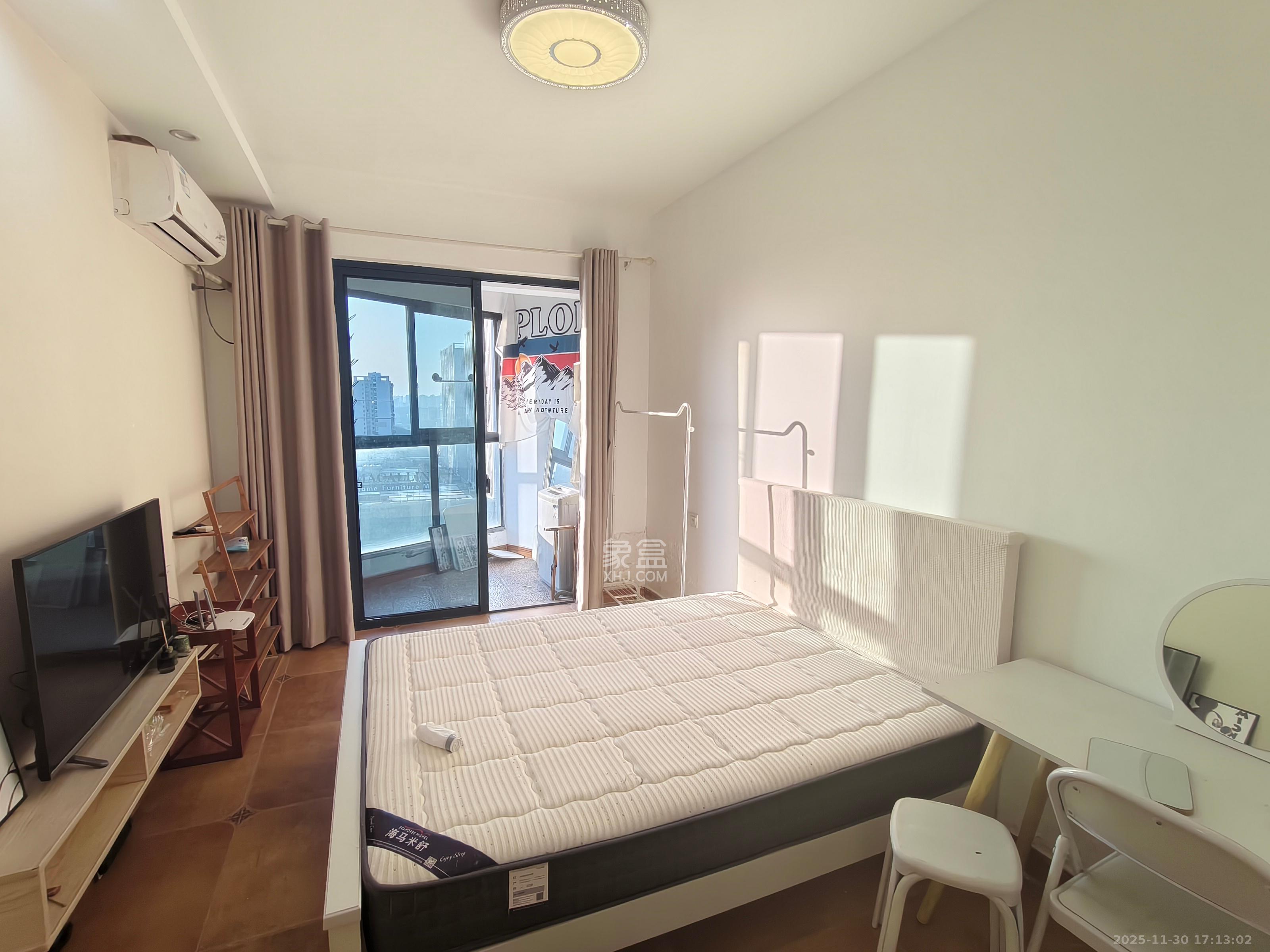 绿地中央广场  1室1厅1卫    1500.0元/月