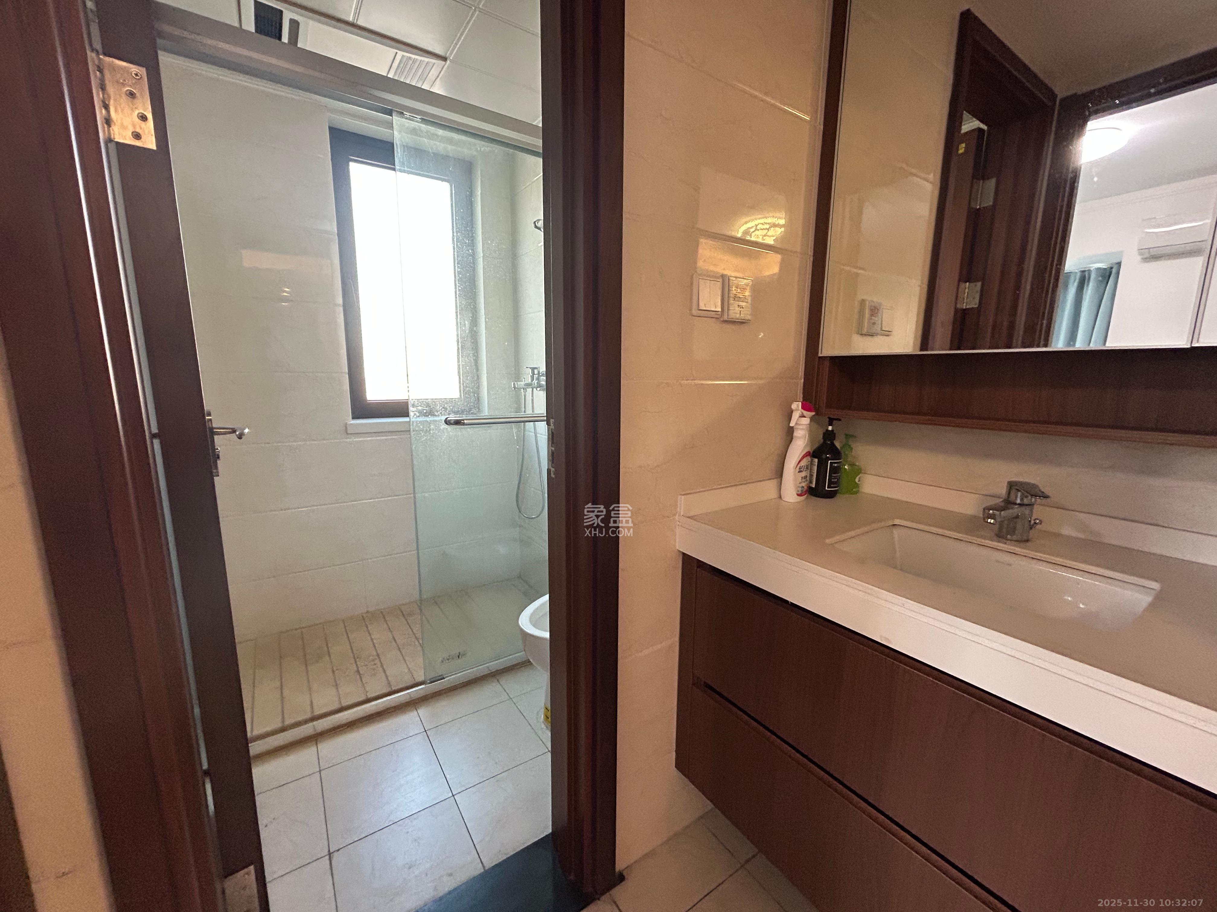 龙湖水晶郦城  3室2厅2卫    3400.0元/月