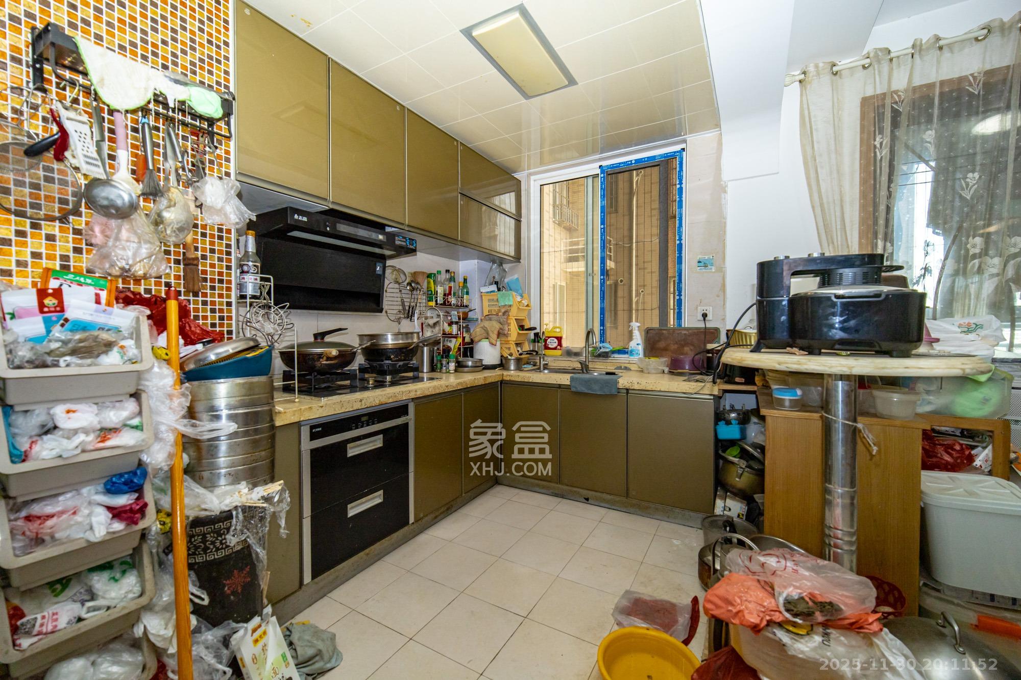 紫晶城  4室2厅2卫    63.0万厨房