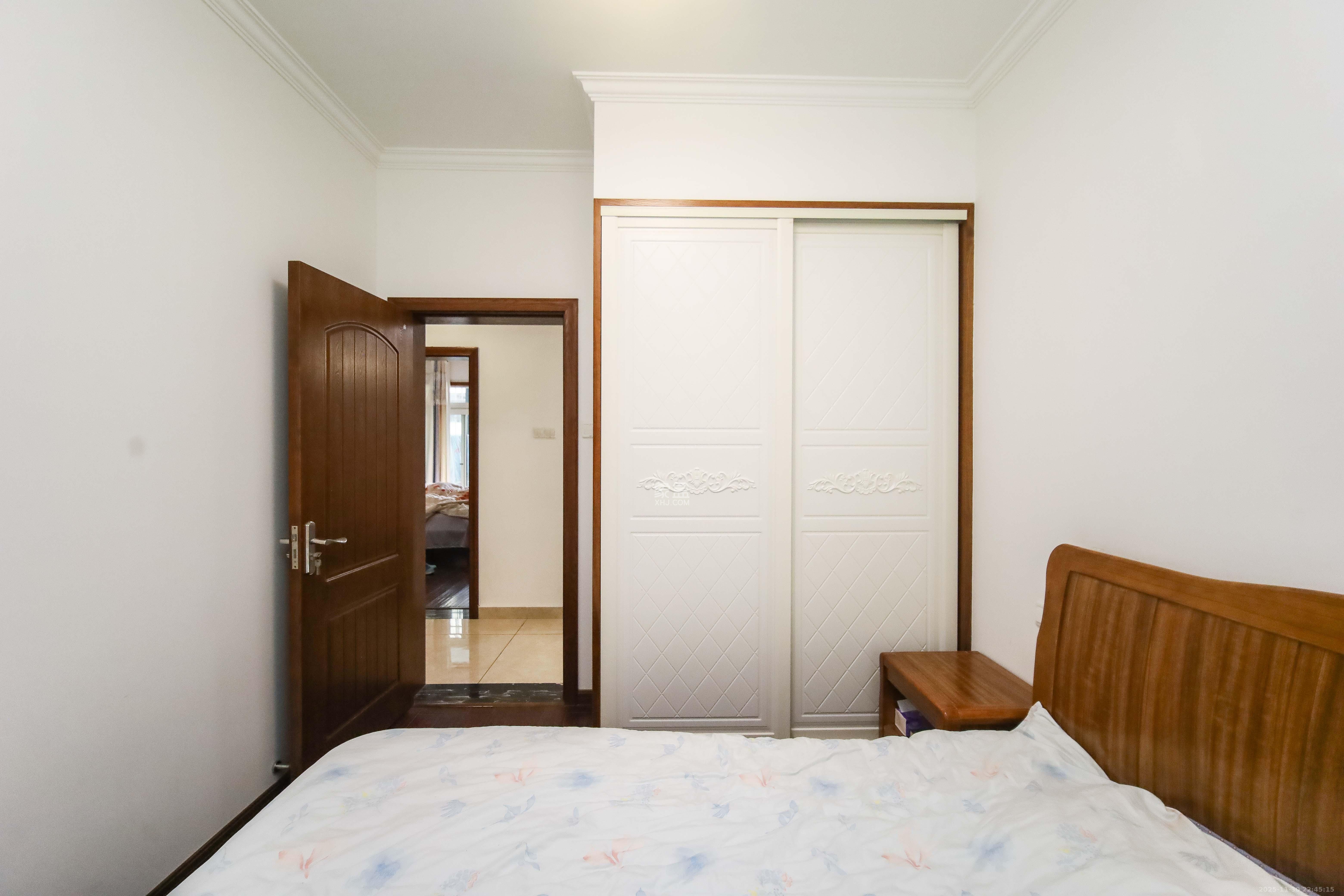 泊爱蓝湾  4室2厅2卫    150.0万卧室